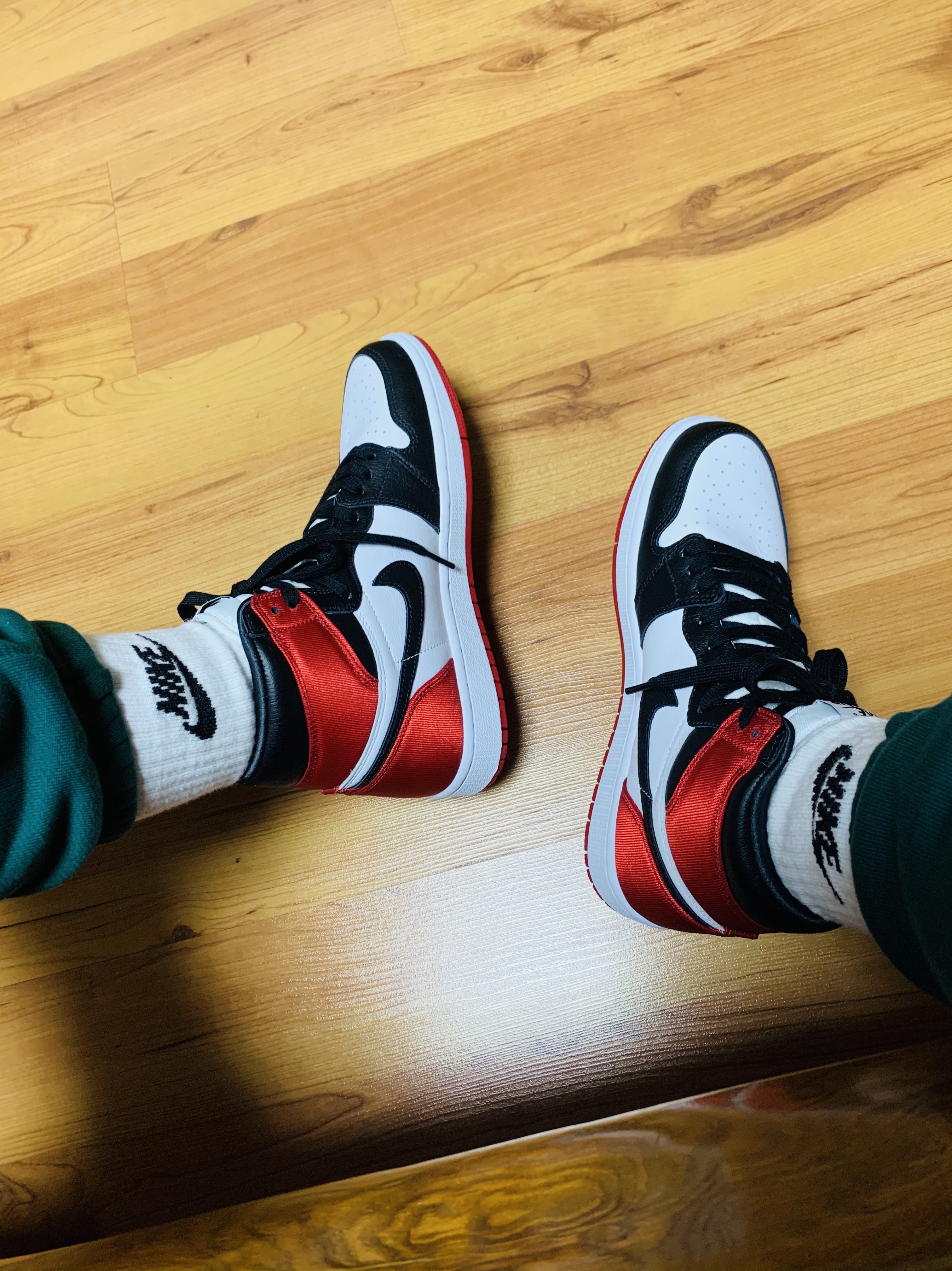 (W) Jordan 1 Retro High Satin Black Toe 착용 스타일