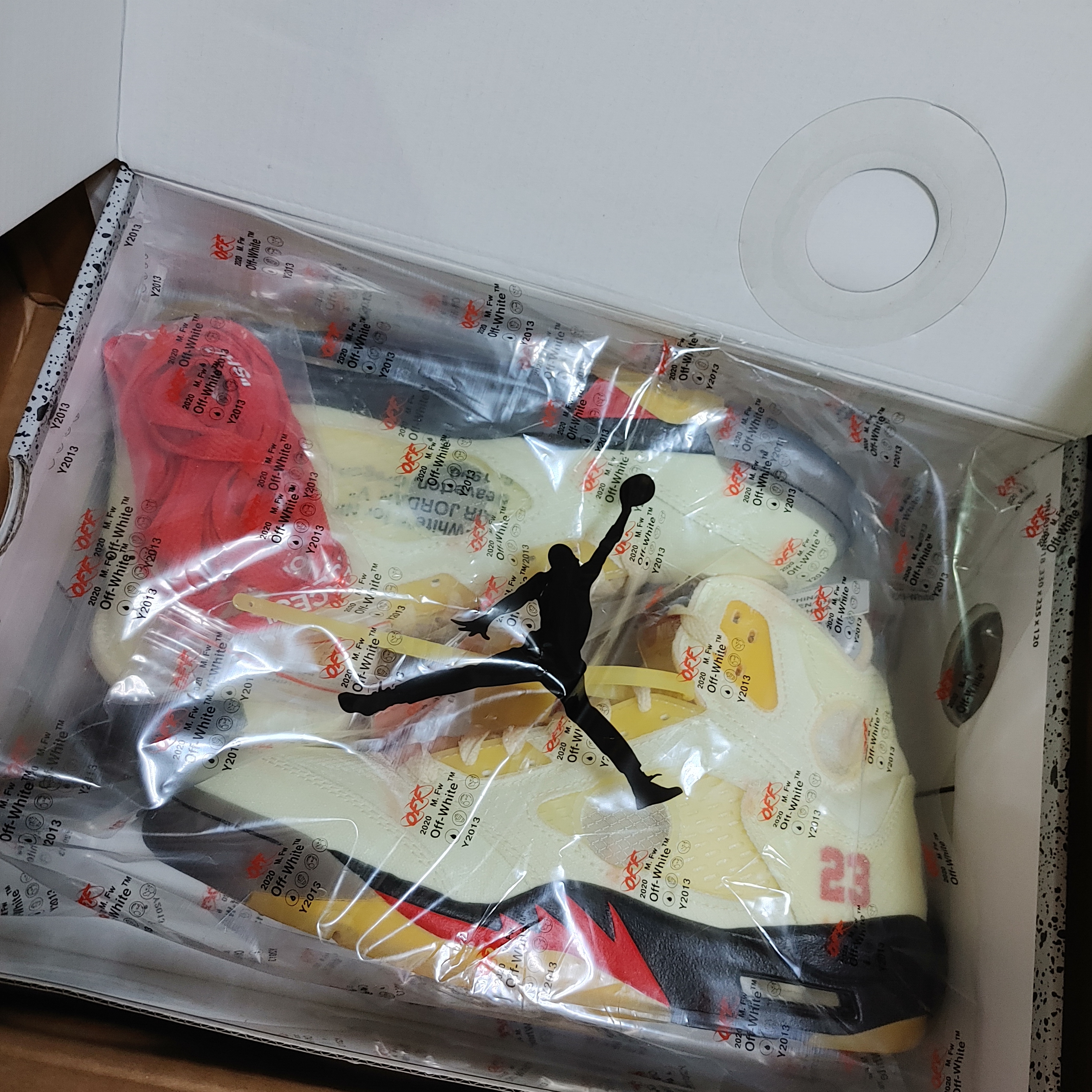 Jordan 5 x Off-White Retro SP Sail Fire Red 착용 스타일