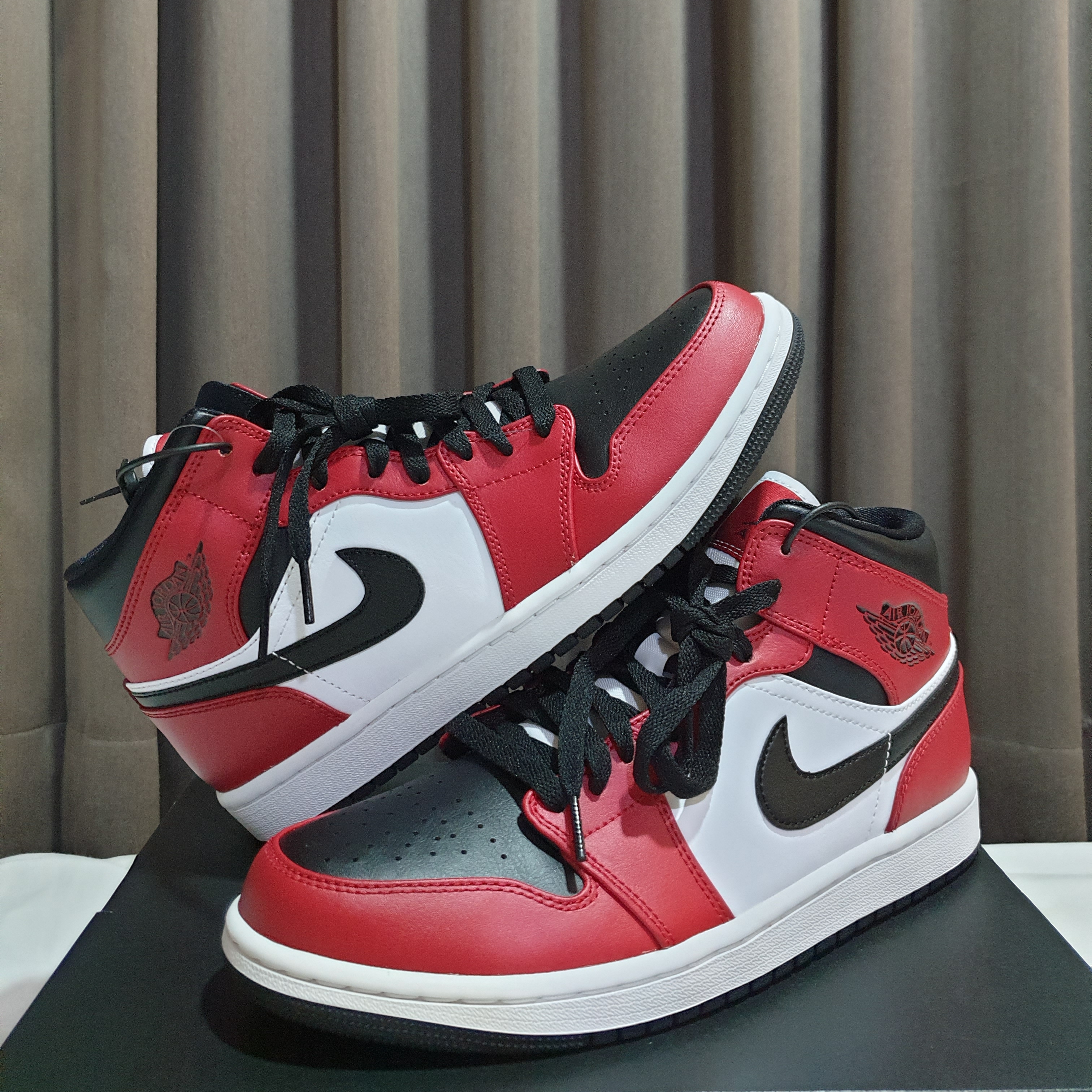 Jordan 1 Mid Chicago Black Toe 착용 스타일 - 4