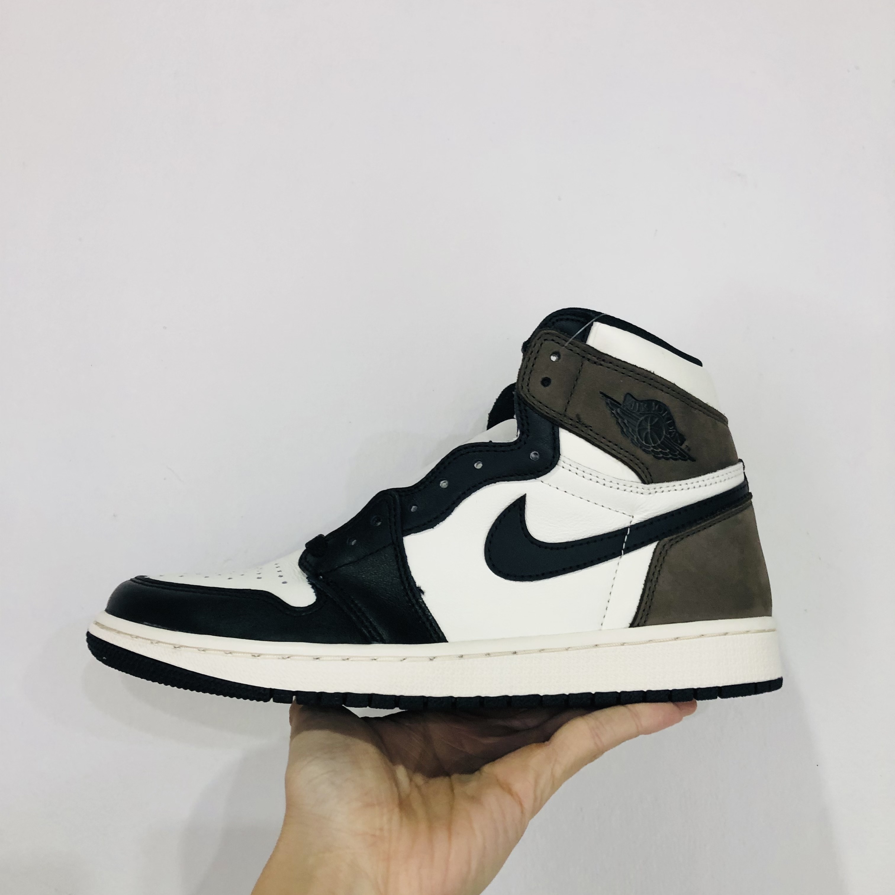 Jordan 1 Retro High OG Black Mocha 착용 스타일