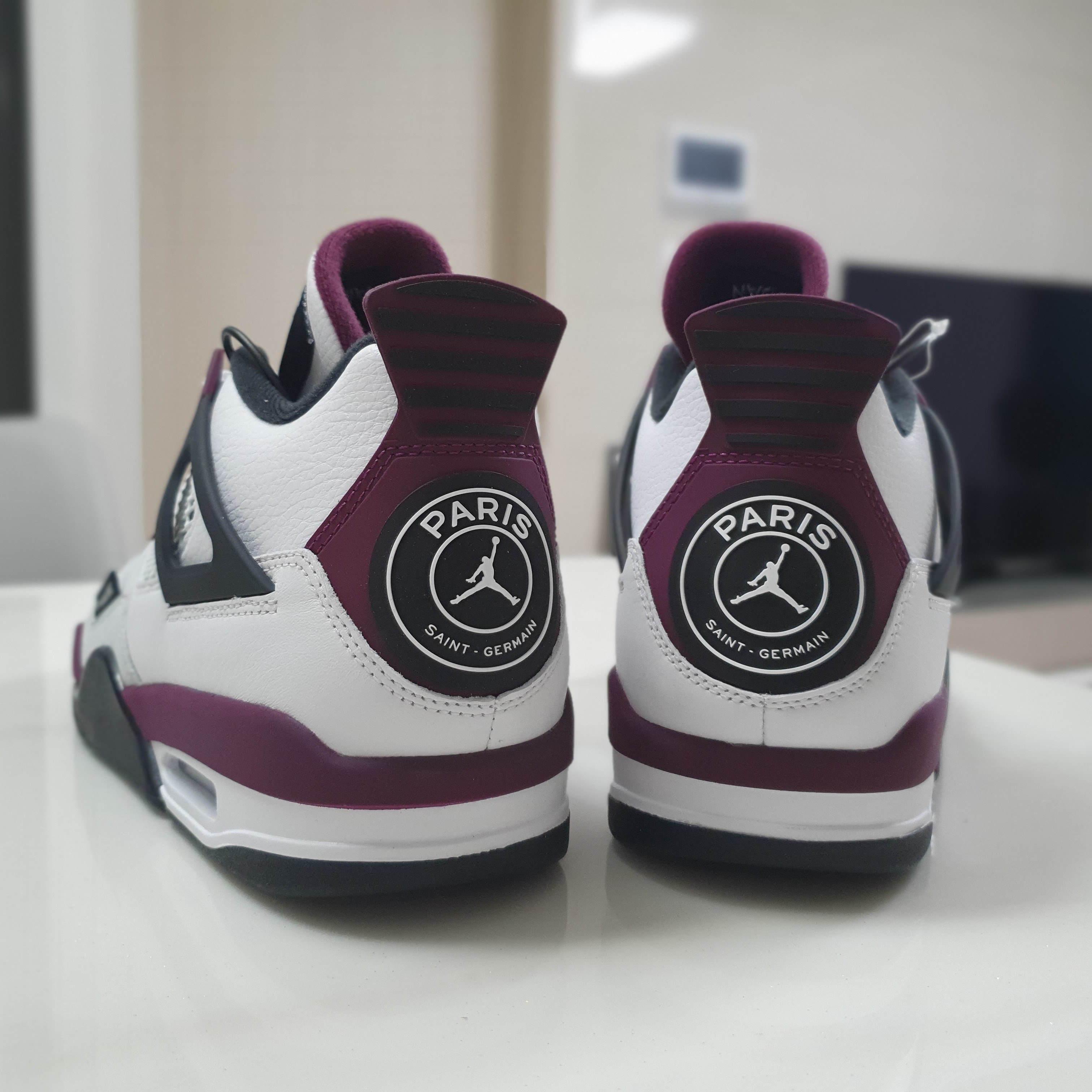 Jordan 4 x Paris Saint-Germain Retro Neutral Grey Bordeaux 착용 스타일 - 3