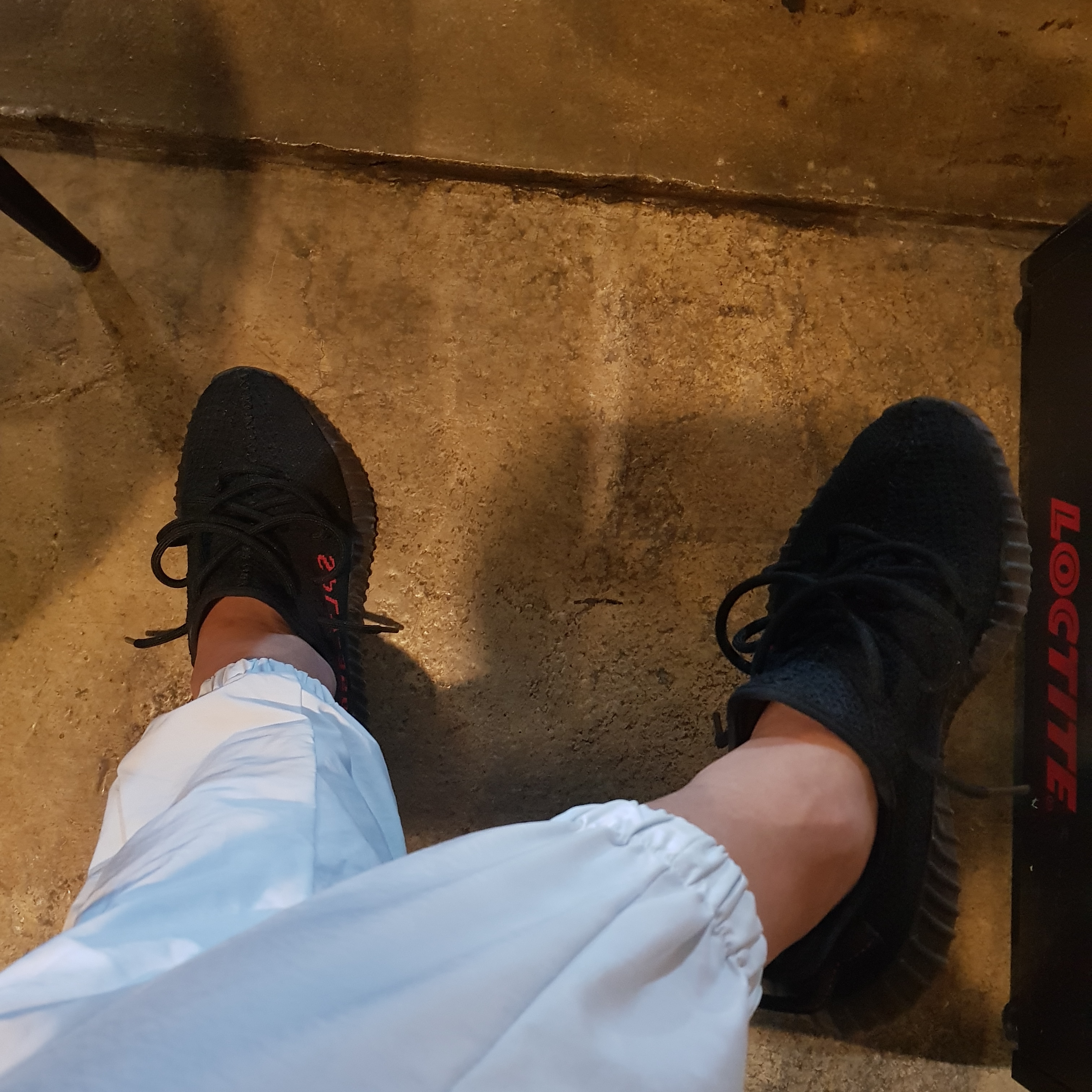 Adidas Yeezy Boost 350 V2 Black Red 2020 착용 스타일 - 3