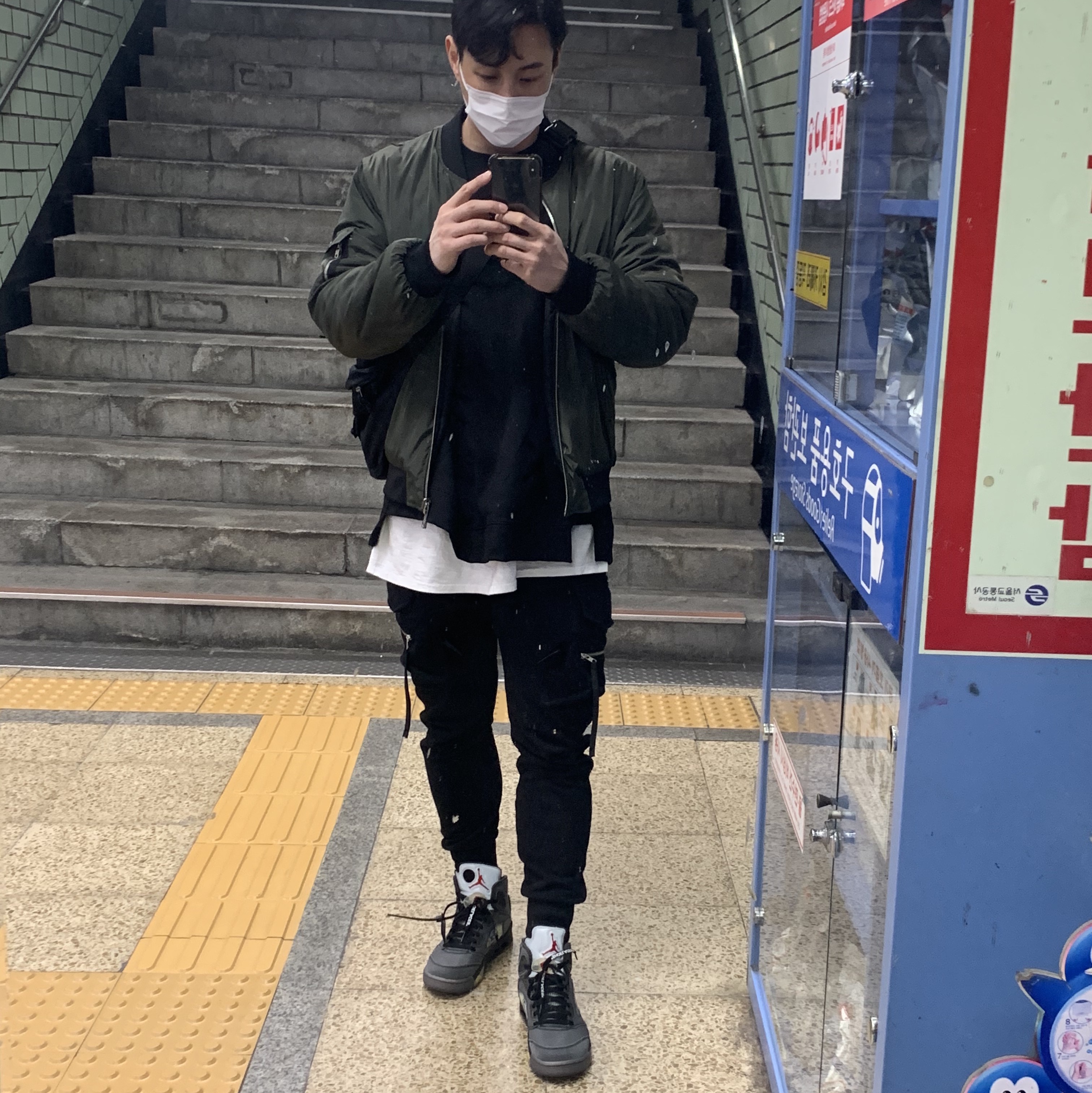 Jordan 5 x Off-White Retro SP Black Muslin 착용 스타일 - 1