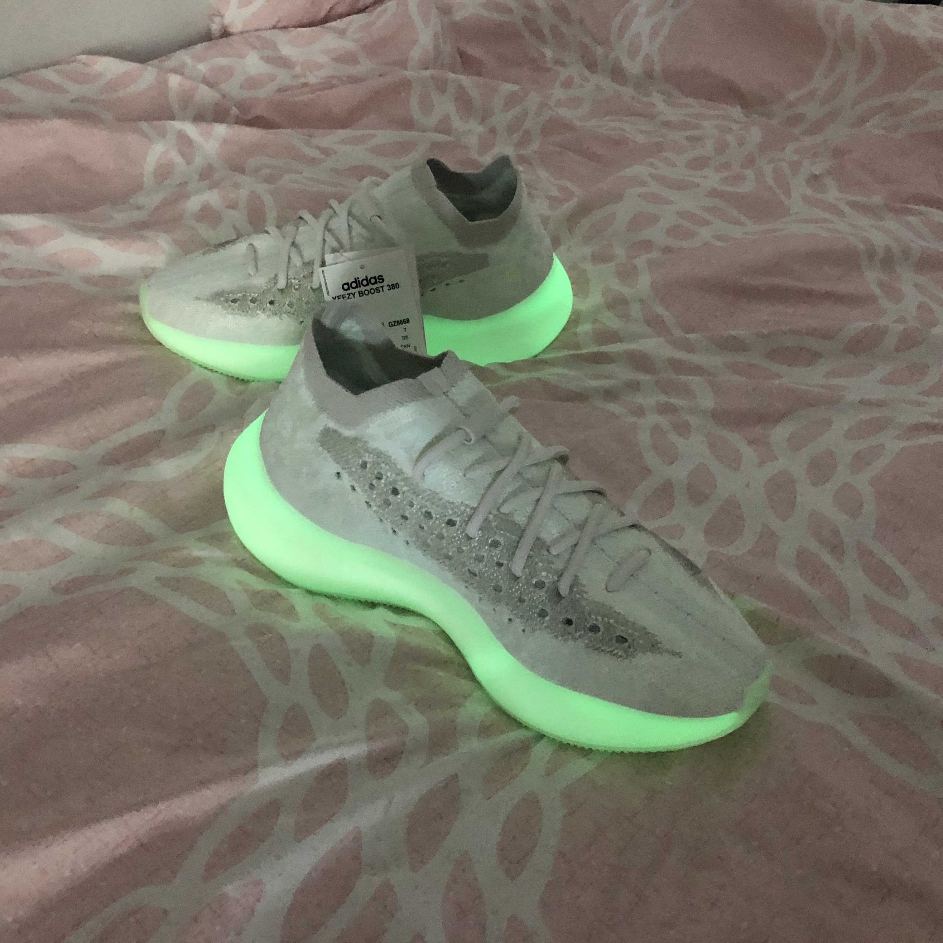 Adidas Yeezy Boost 380 Calcite Glow 착용 스타일 - 1
