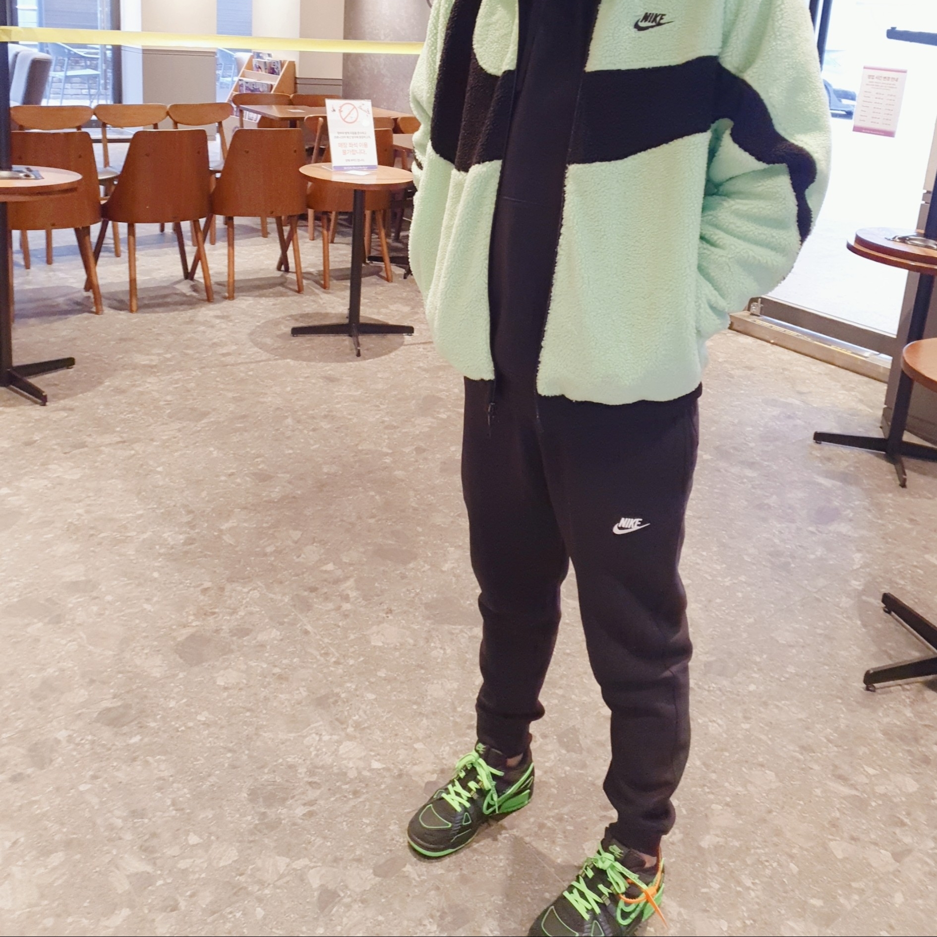 Nike x Off-White Air Rubber Dunk Green Strike, Nike Big Swoosh Full Zip Jacket Green Black 착용 스타일