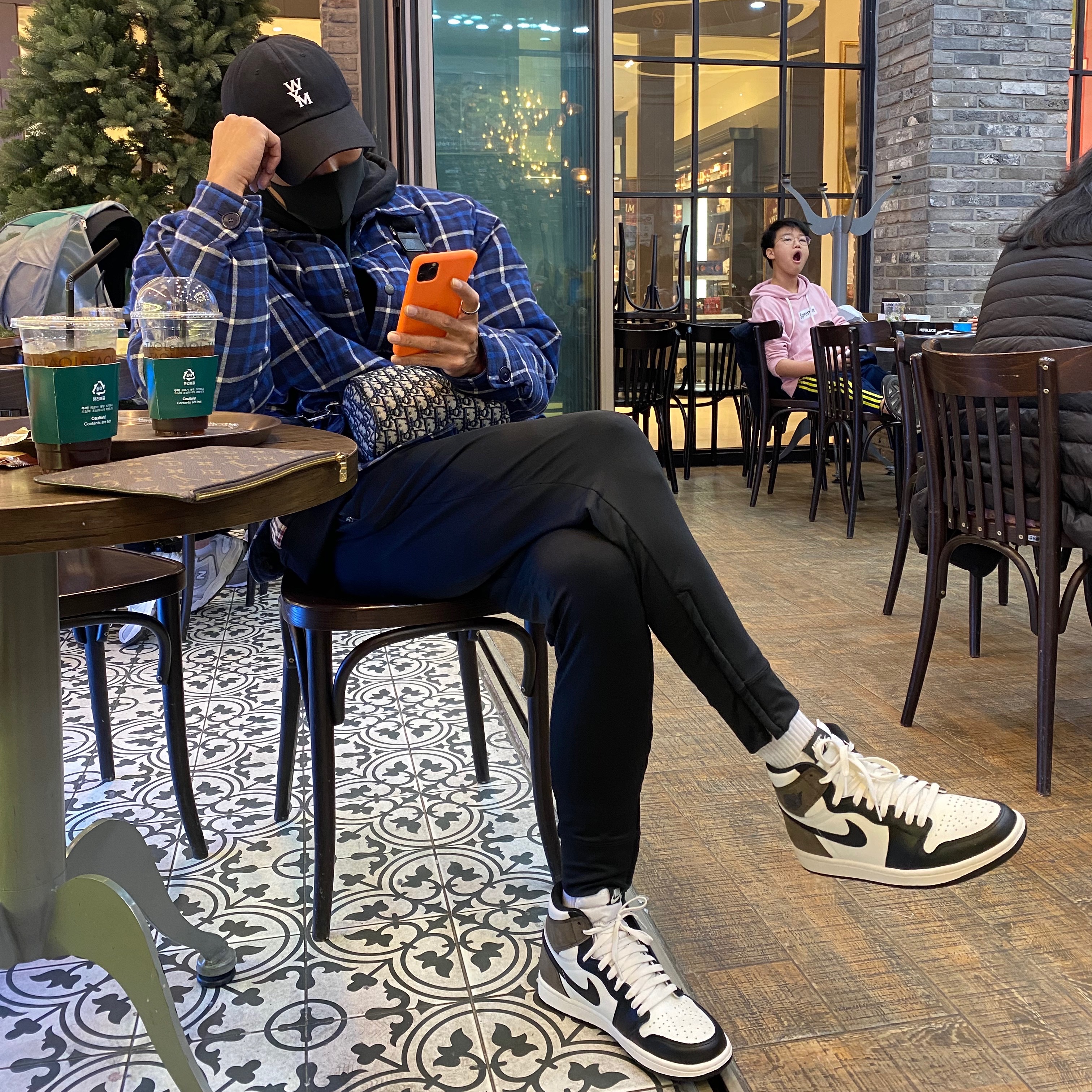 Jordan 1 Retro High OG Black Mocha 착용 스타일