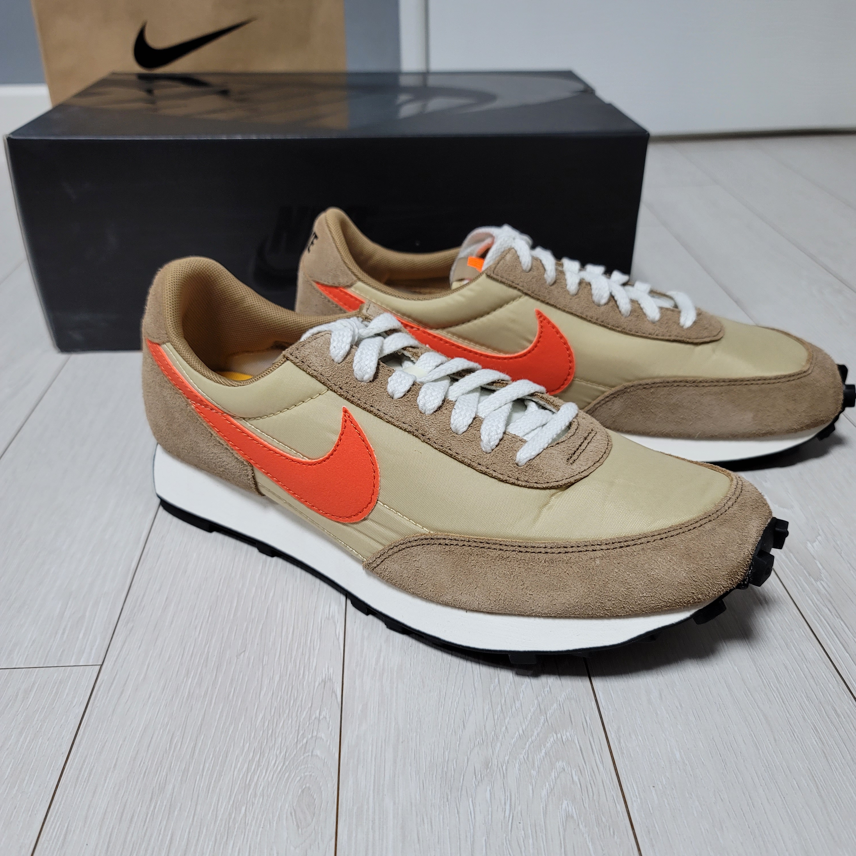 Nike Daybreak SP Vegas Gold College Orange 착용 스타일