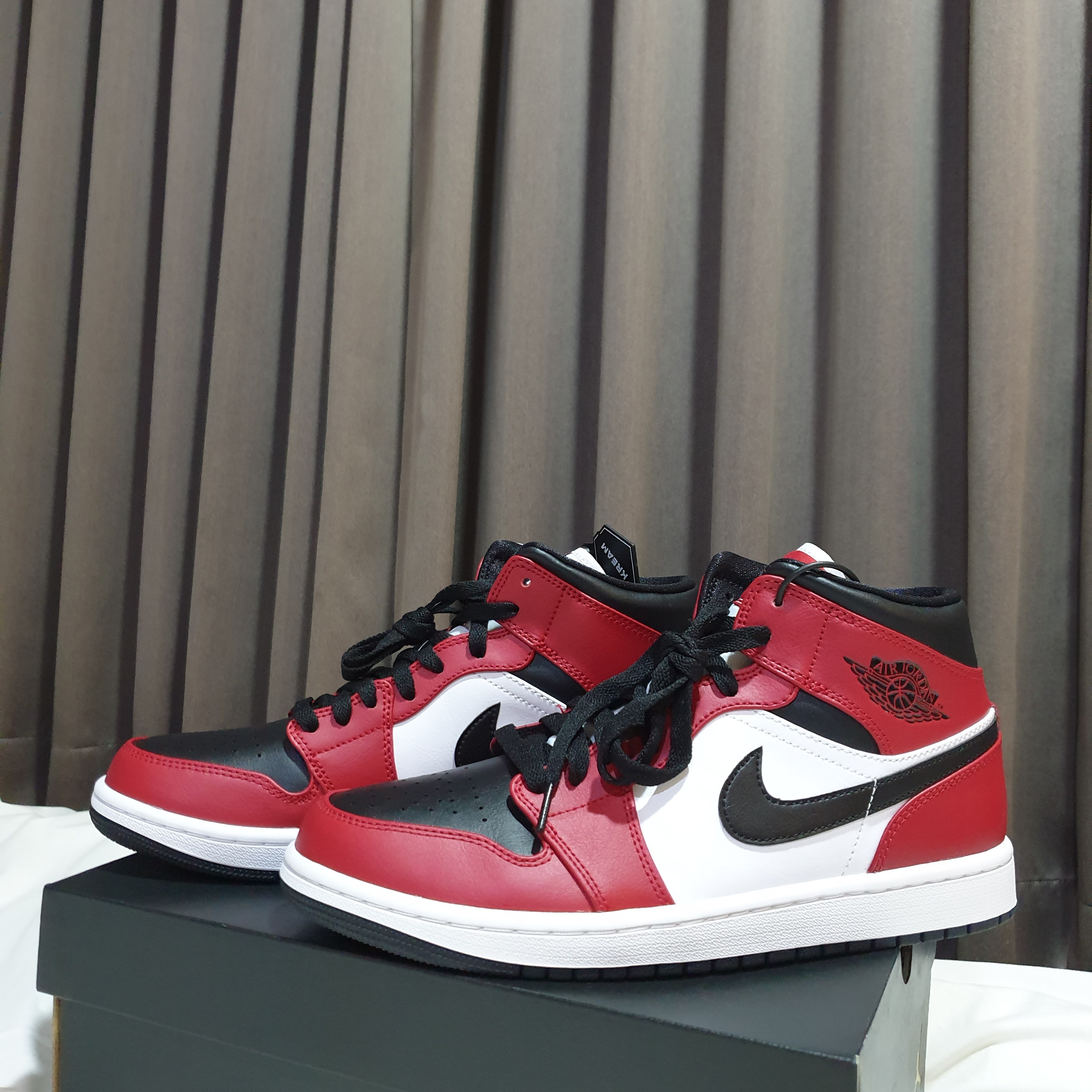 Jordan 1 Mid Chicago Black Toe 착용 스타일 - 3