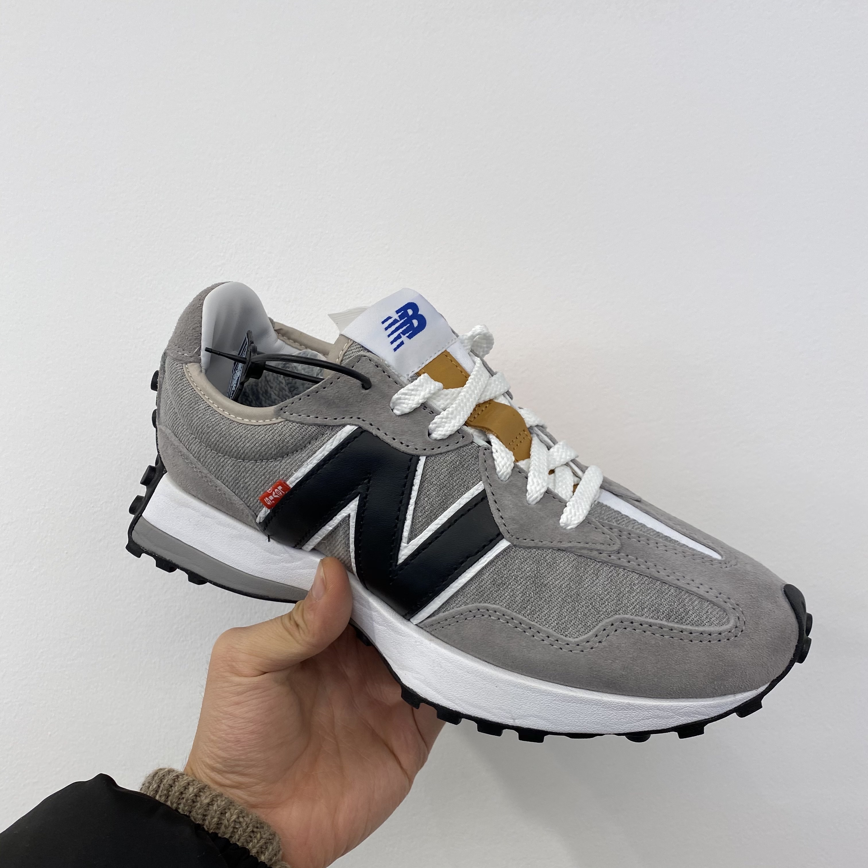 New Balance x Levi's 327 Grey (Levi's Tag) 착용 스타일 - 1