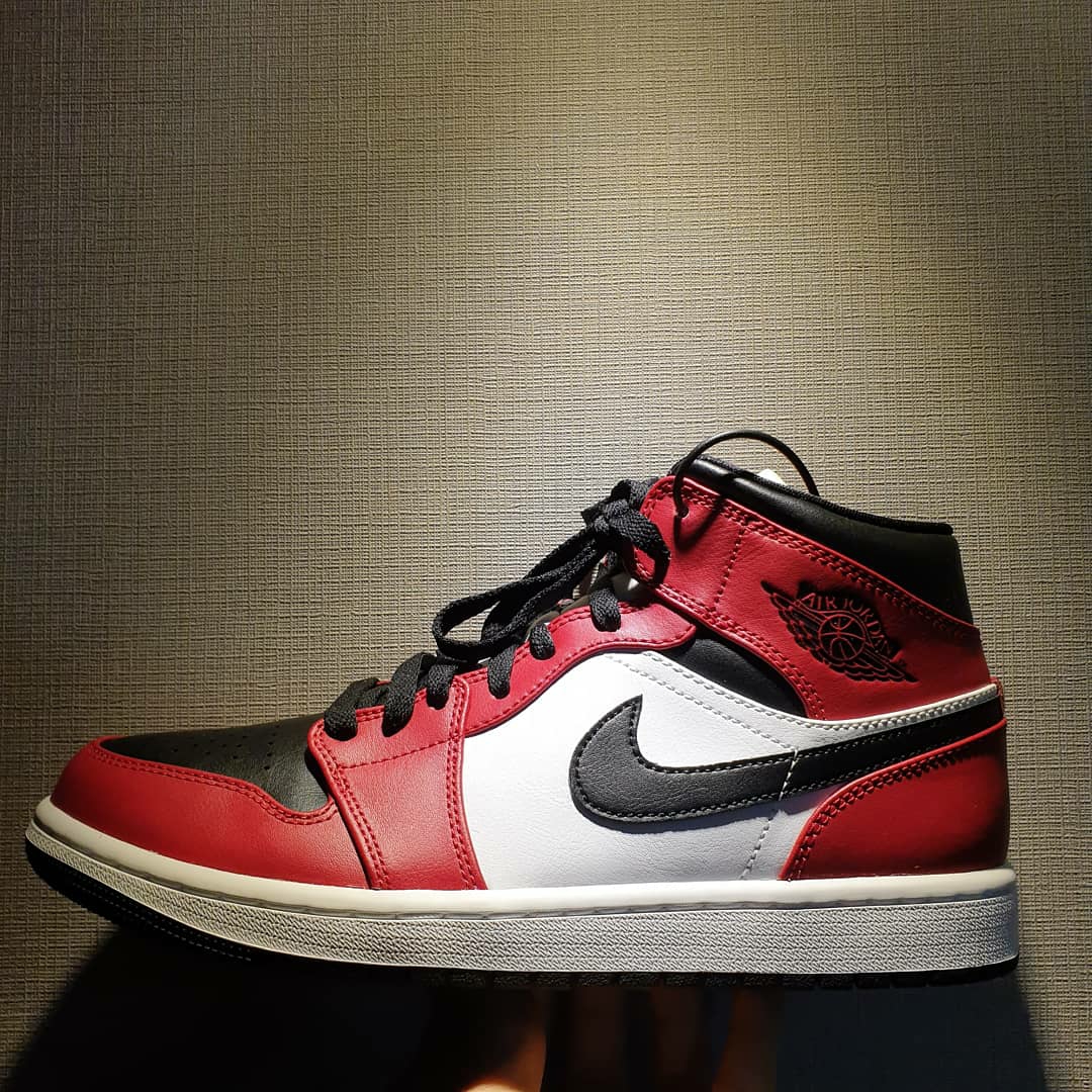 Jordan 1 Mid Chicago Black Toe 착용 스타일 - 2