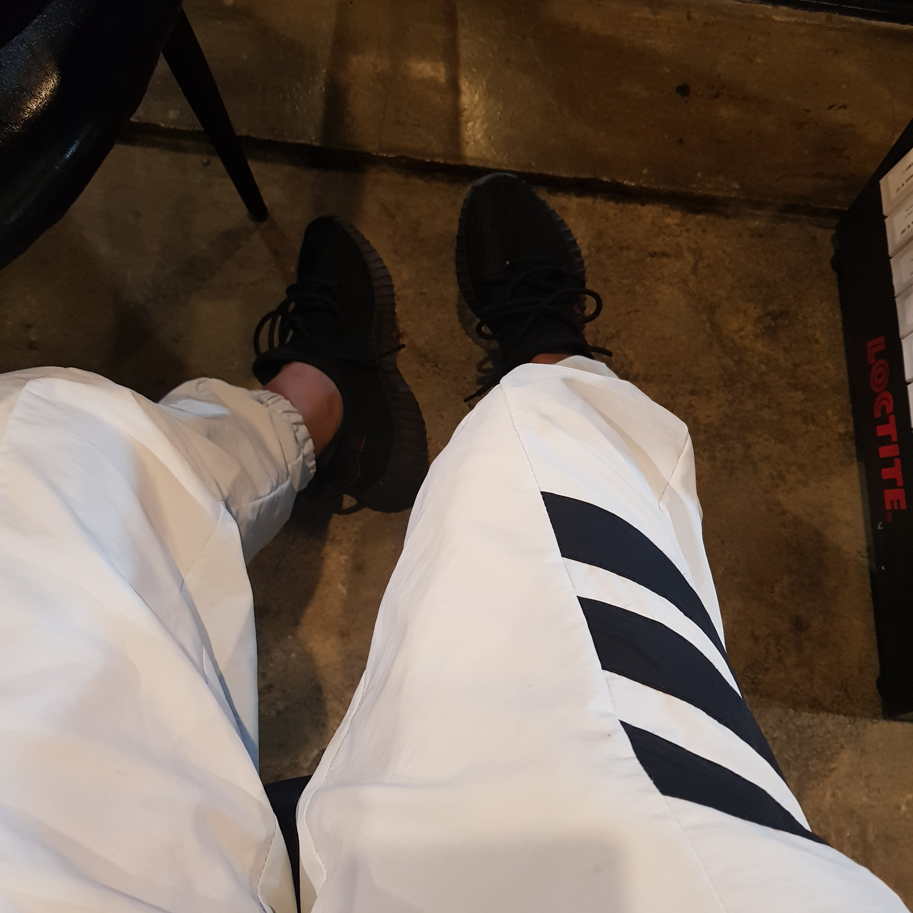 Adidas Yeezy Boost 350 V2 Black Red 2020 착용 스타일 - 1