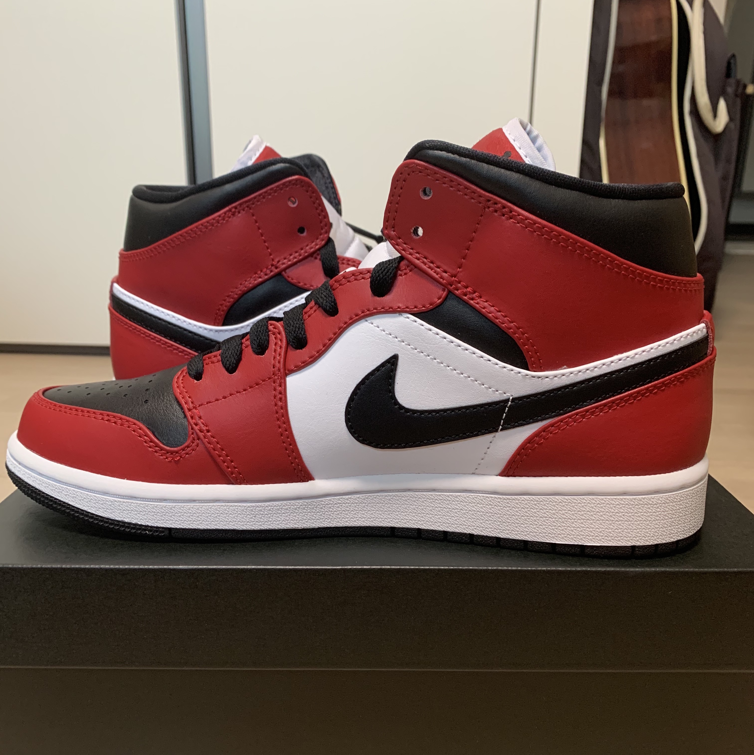 Jordan 1 Mid Chicago Black Toe 착용 스타일
