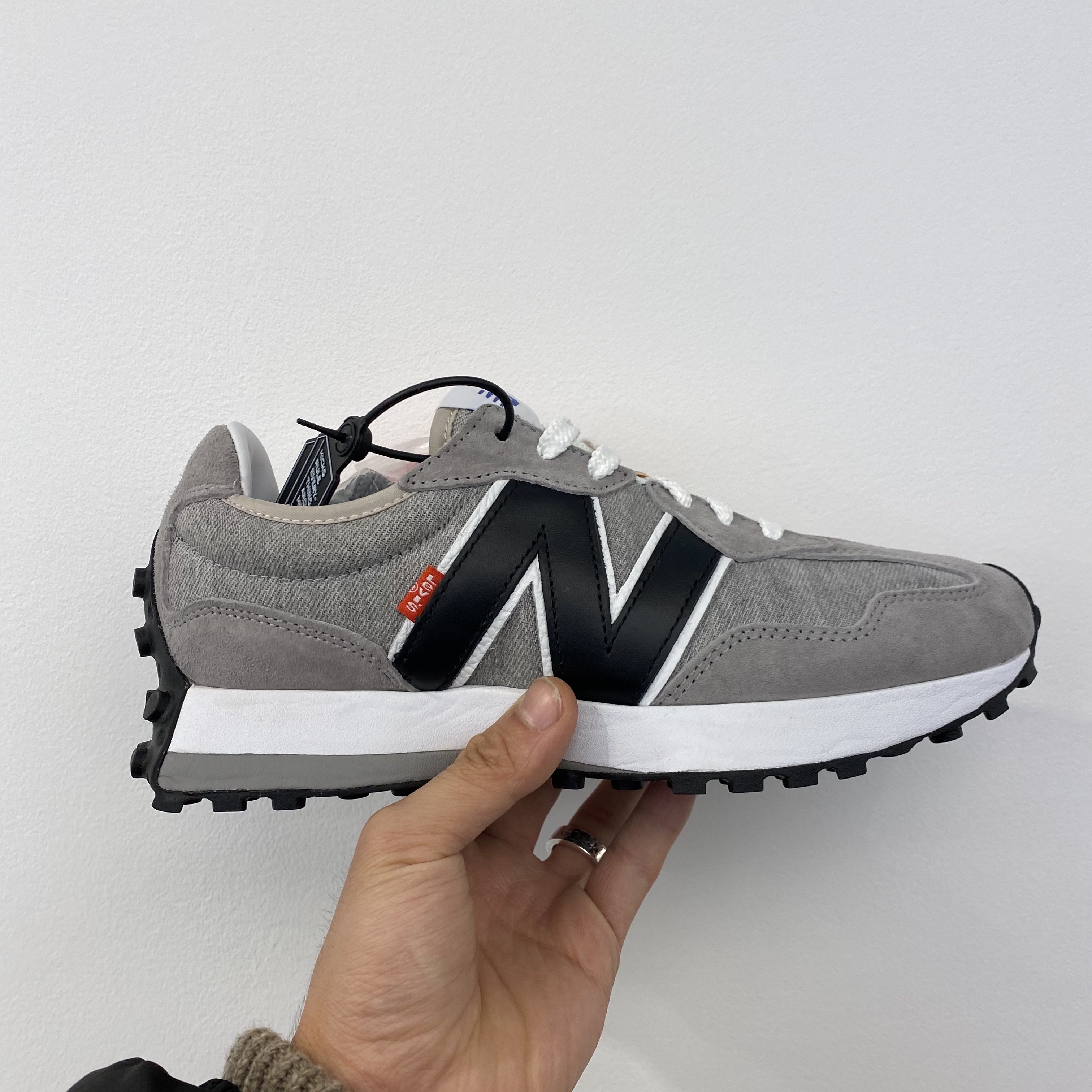 New Balance x Levi's 327 Grey (Levi's Tag) 착용 스타일 - 2