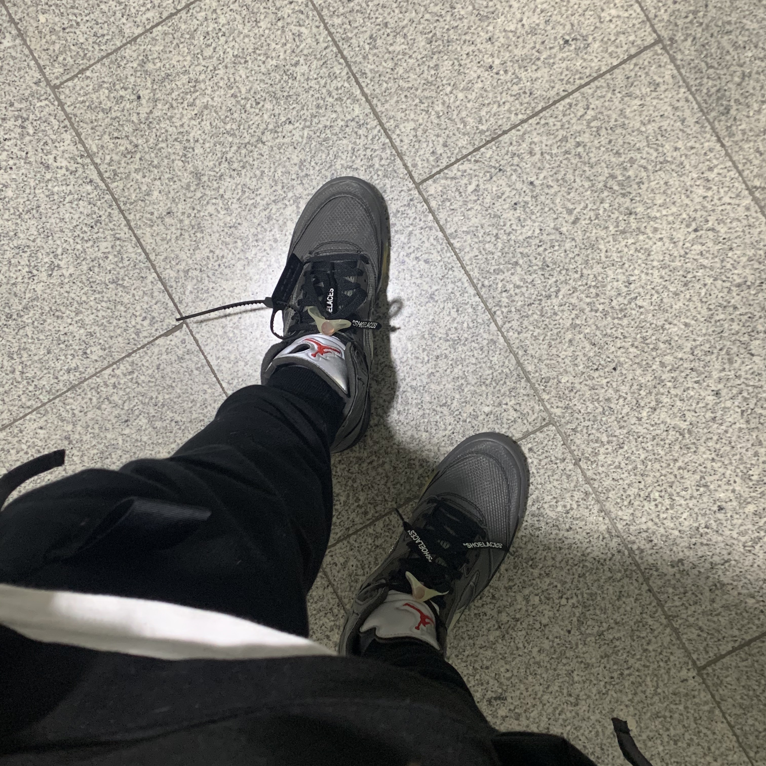 Jordan 5 x Off-White Retro SP Black Muslin 착용 스타일 - 2