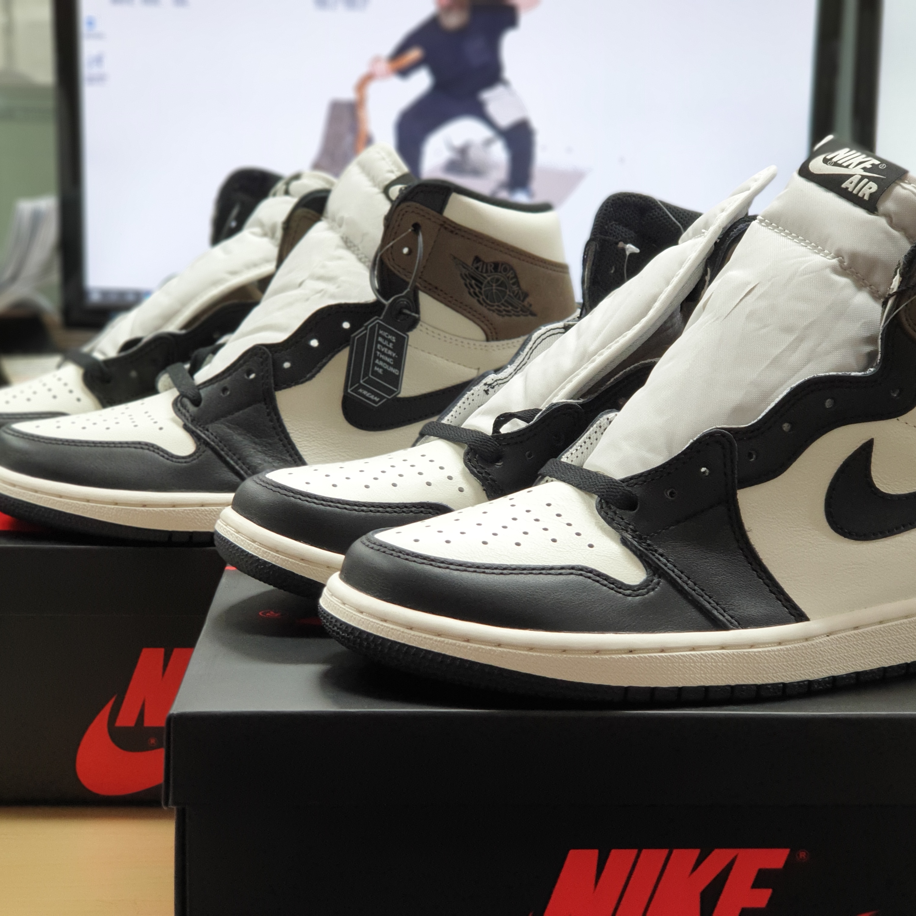 Jordan 1 Retro High OG Black Mocha 착용 스타일