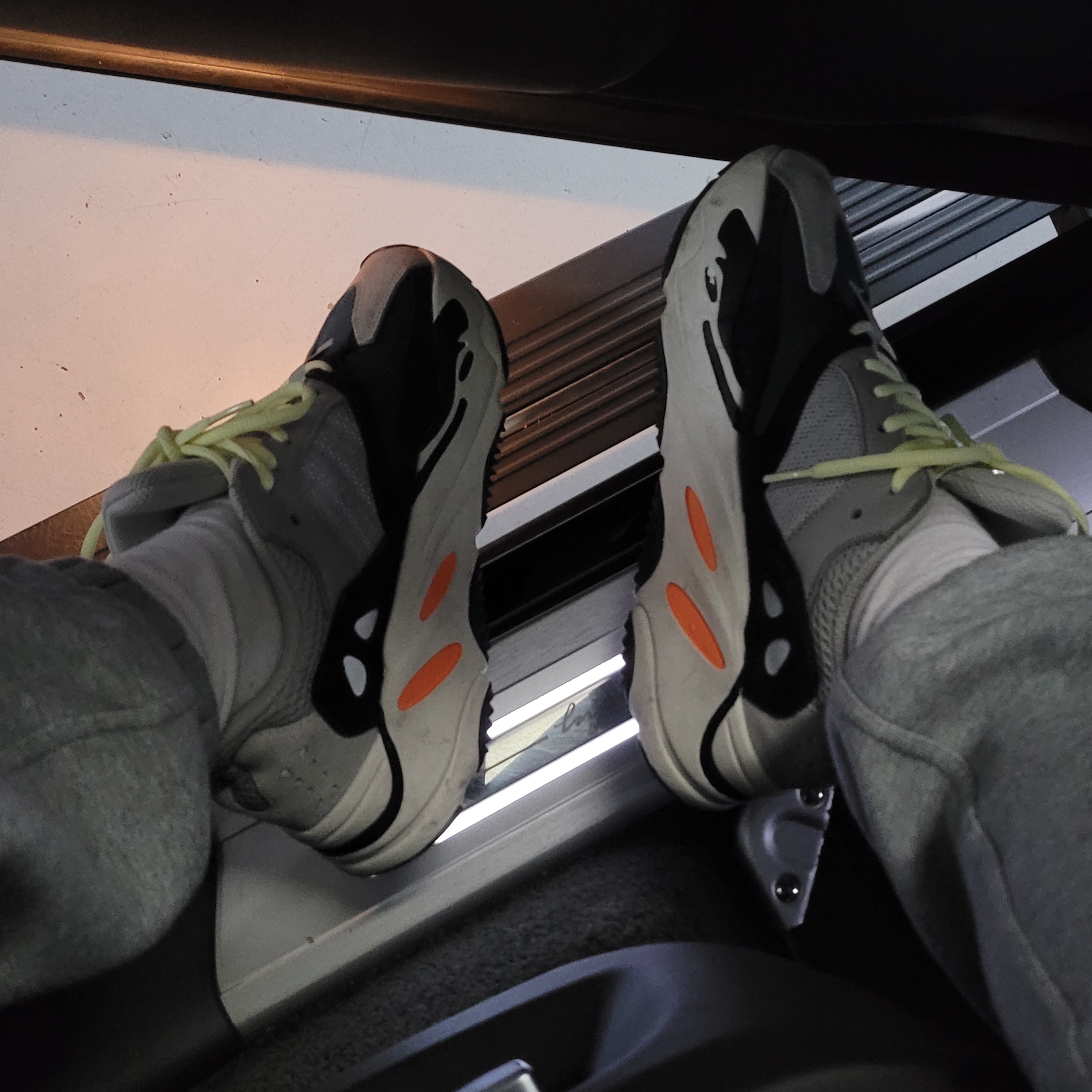 Adidas Yeezy Boost 700 Wave Runner Solid Grey 2017/2019 착용 스타일 - 2
