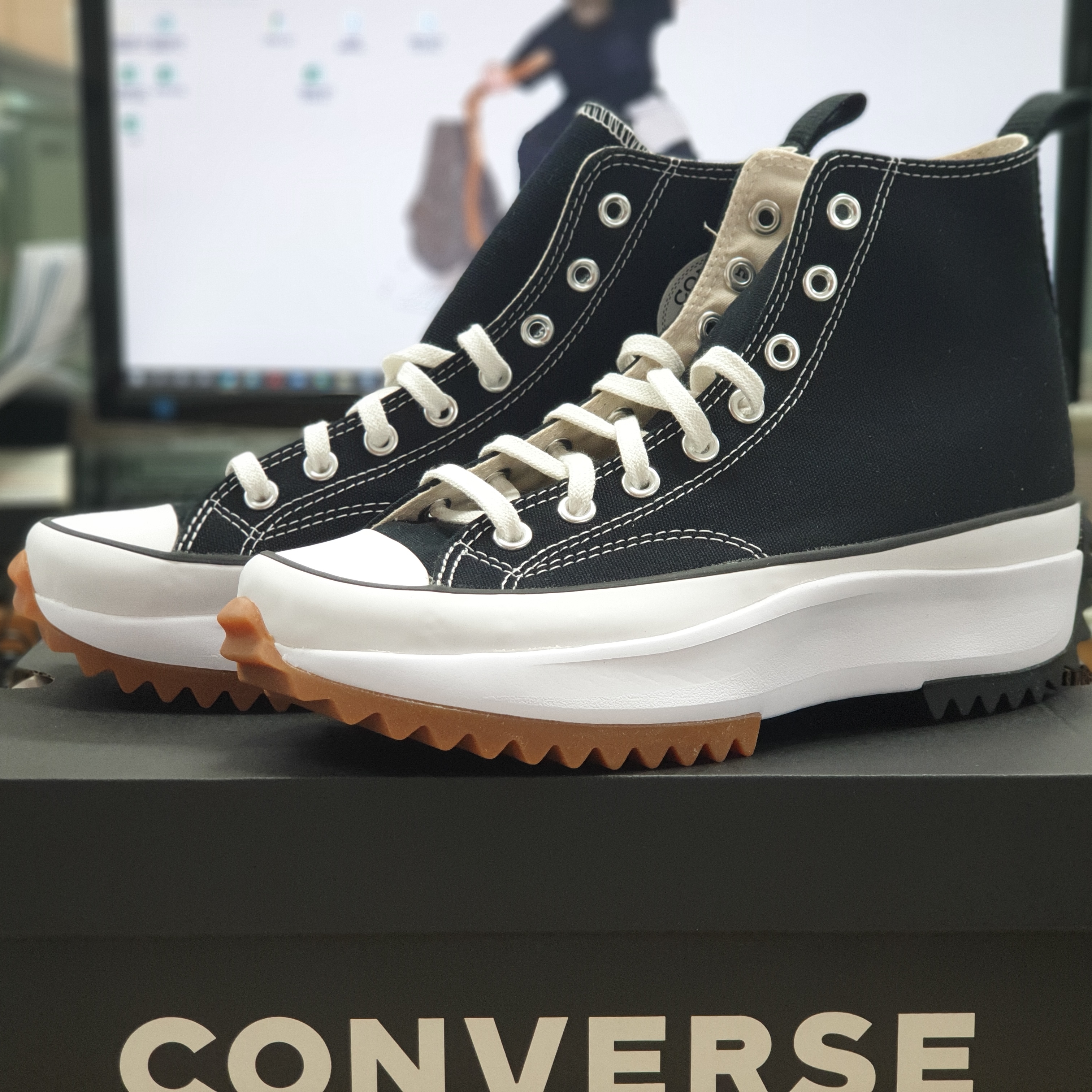 Converse Run Star Hike Hi Black White Gum 착용 스타일