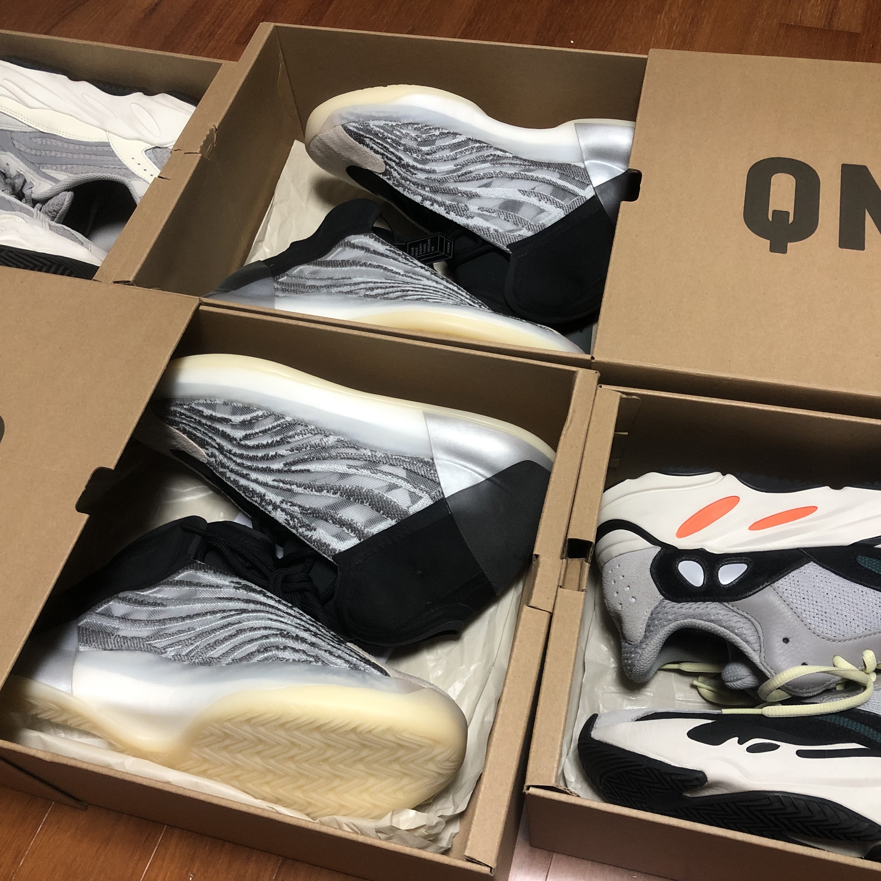 Adidas Yeezy QNTM Lifestyle, Adidas Yeezy Boost 700 V2 Static 2018 착용 스타일 - 1