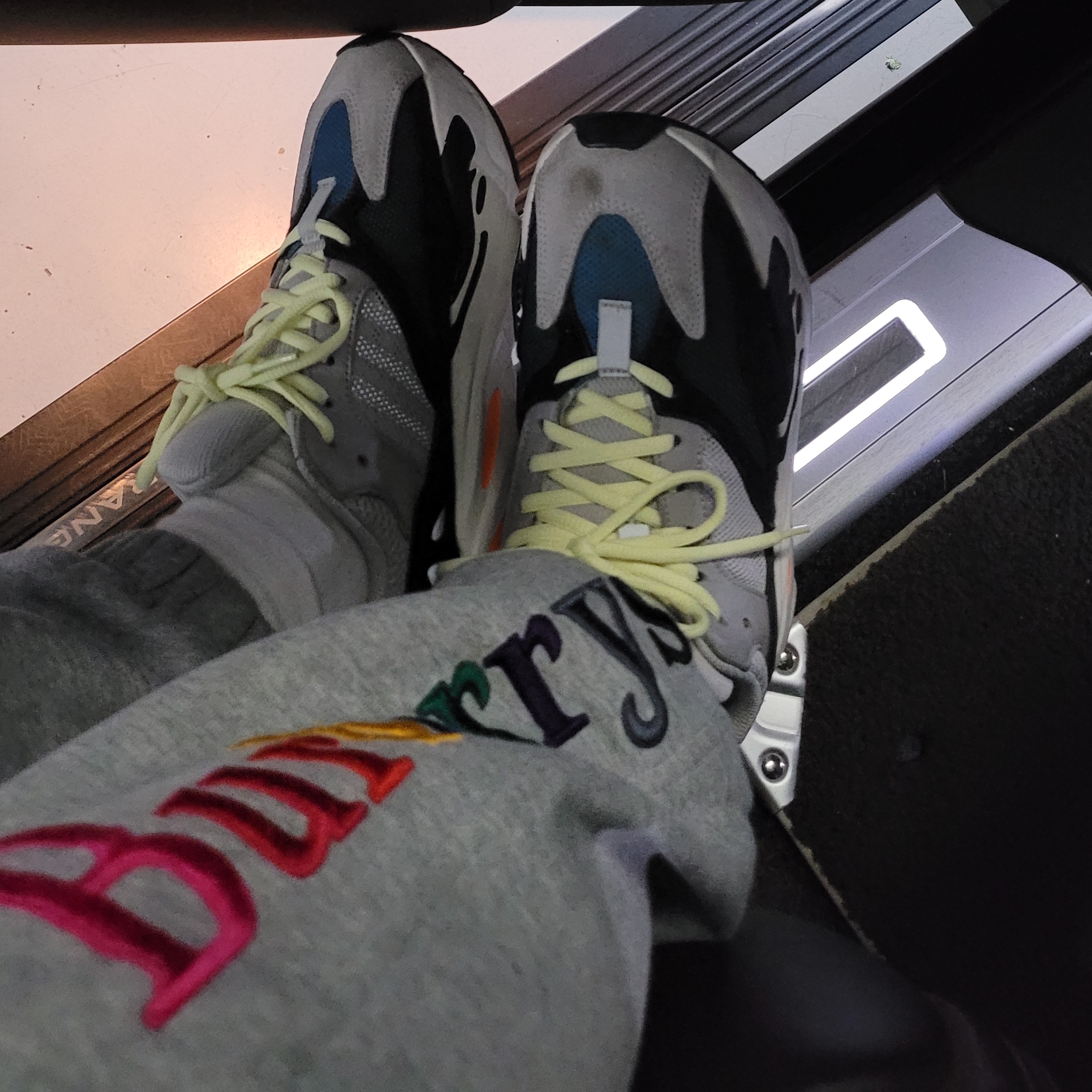 Adidas Yeezy Boost 700 Wave Runner Solid Grey 2017/2019 착용 스타일 - 1