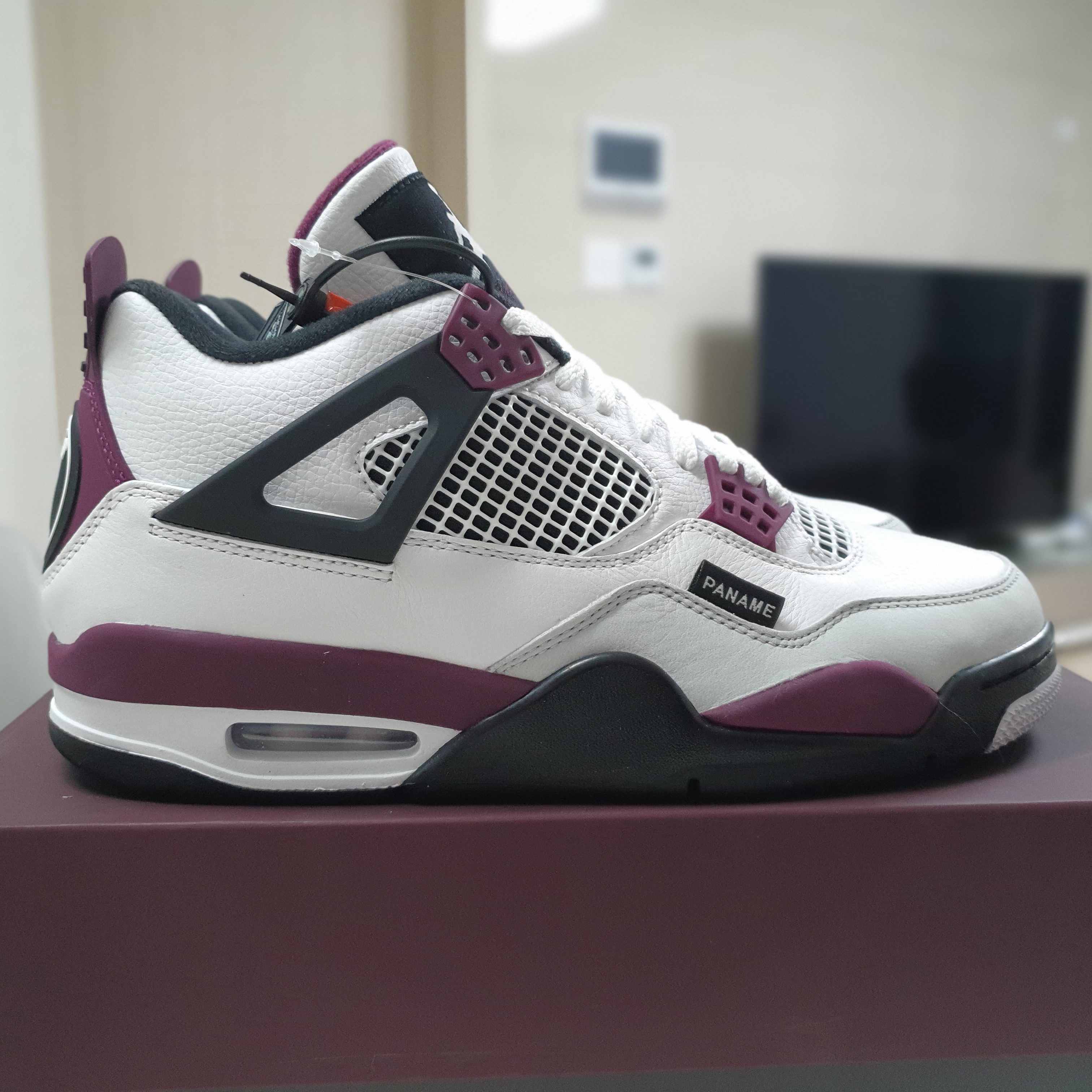 Jordan 4 x Paris Saint-Germain Retro Neutral Grey Bordeaux 착용 스타일 - 1