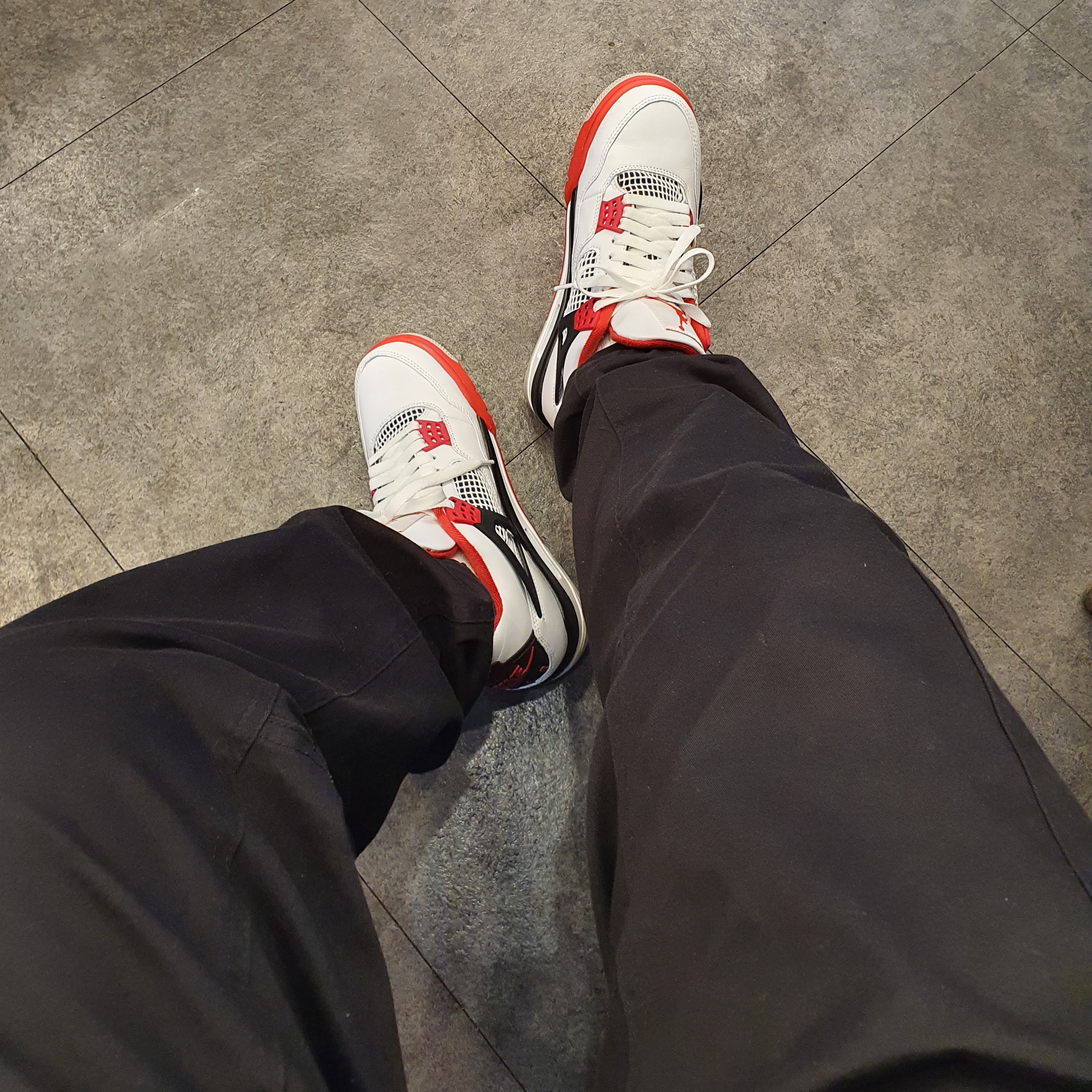 Jordan 4 Retro OG Fire Red 2020 착용 스타일 - 5