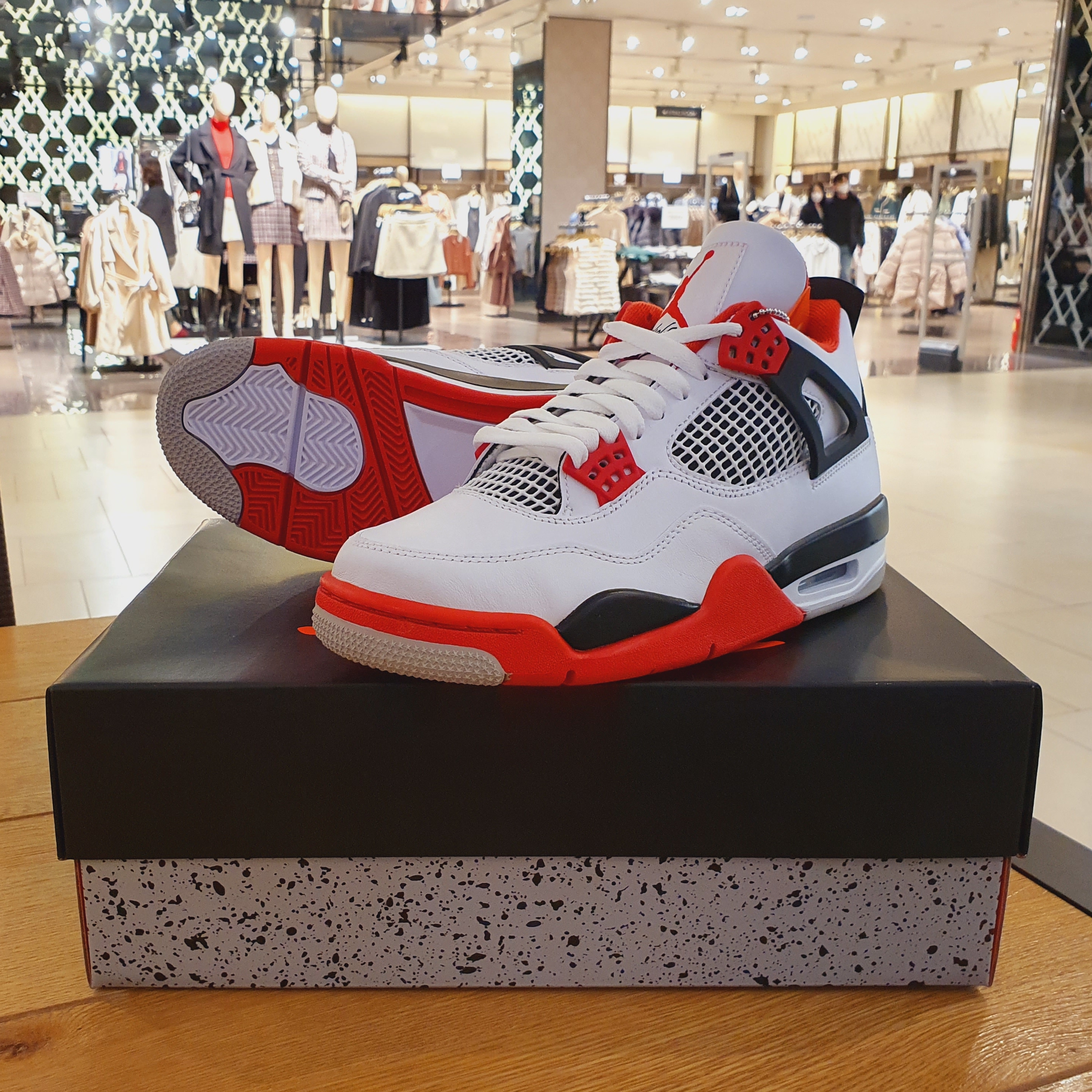 Jordan 4 Retro OG Fire Red 2020 착용 스타일 - 1