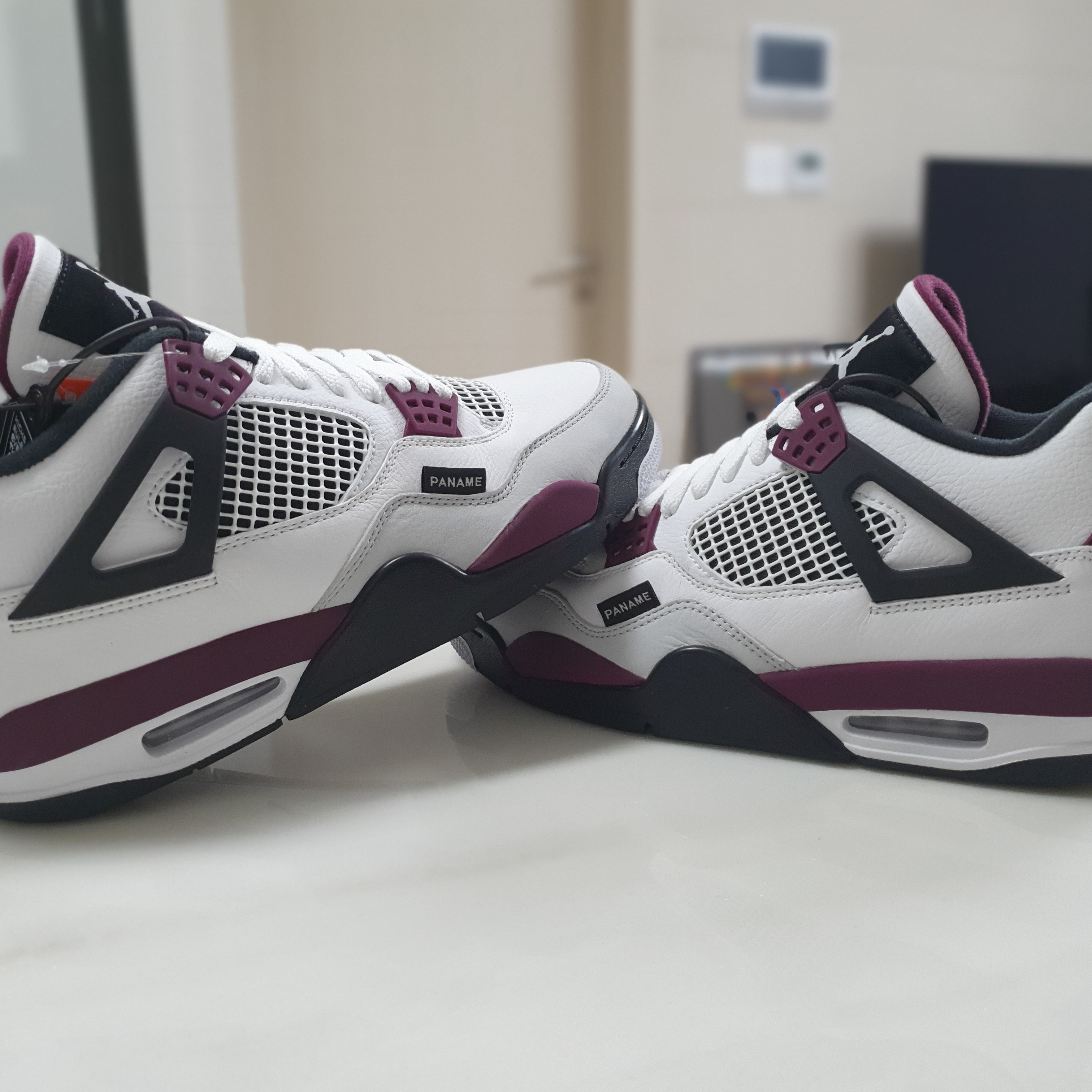 Jordan 4 x Paris Saint-Germain Retro Neutral Grey Bordeaux 착용 스타일 - 2