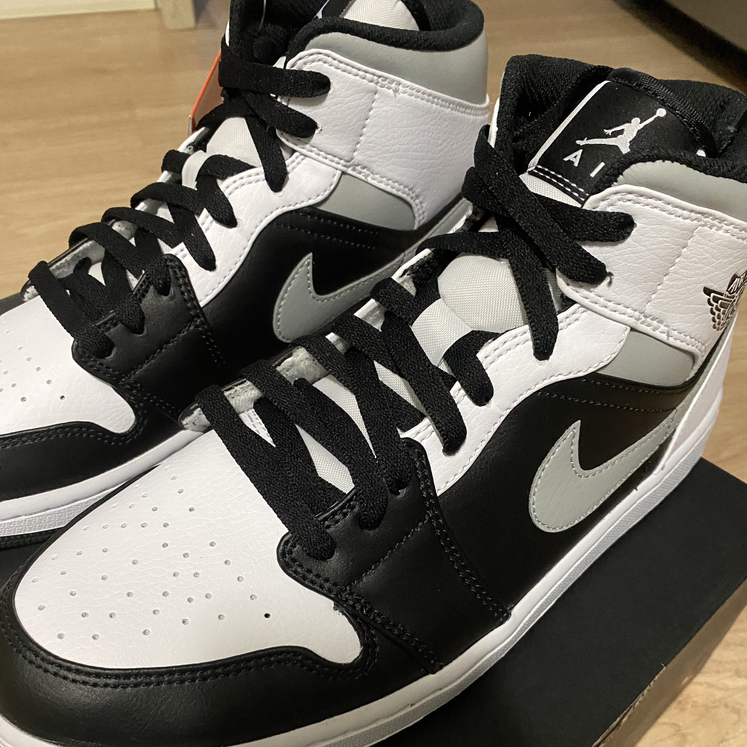 Jordan 1 Mid White Shadow 착용 스타일
