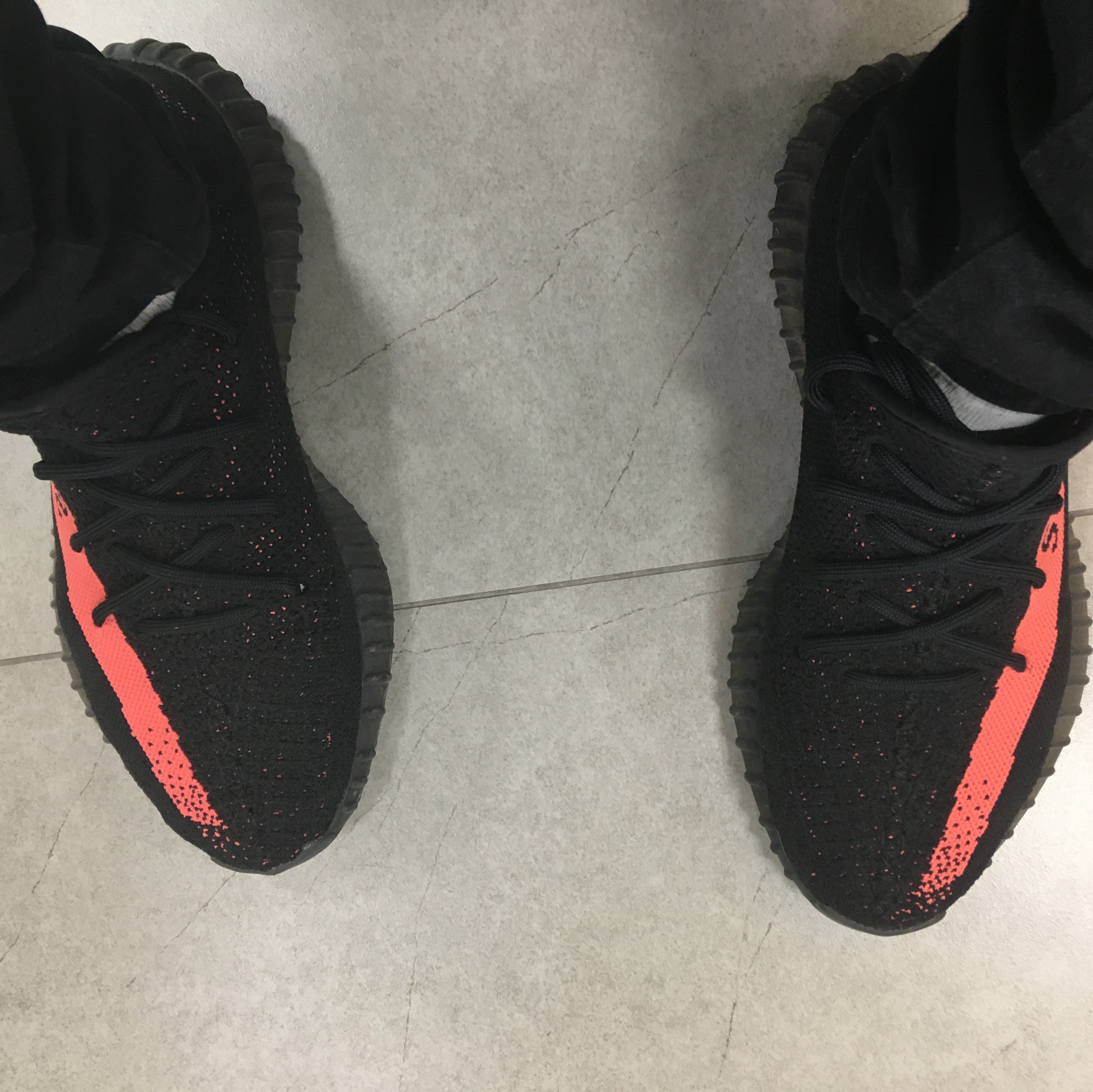 Adidas Yeezy Boost 350 V2 Core Black Red 2016 착용 스타일