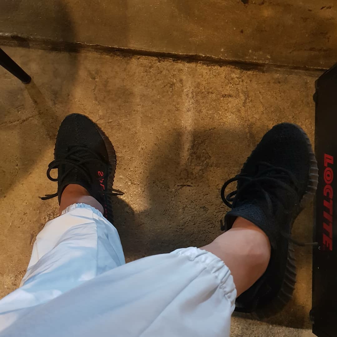 Adidas Yeezy Boost 350 V2 Black Red 2020 착용 스타일 - 2