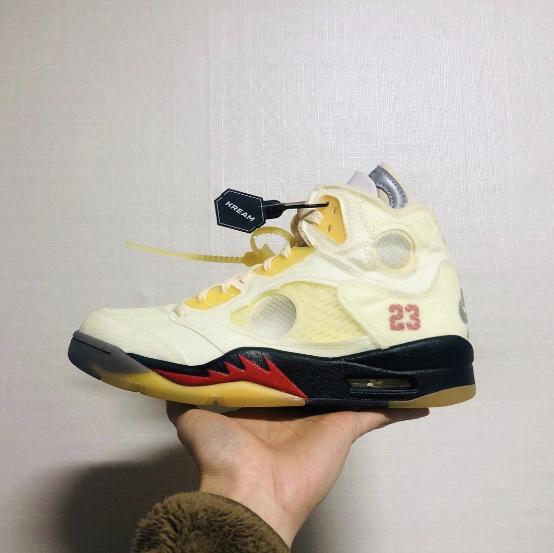 Jordan 5 x Off-White Retro SP Sail Fire Red 착용 스타일