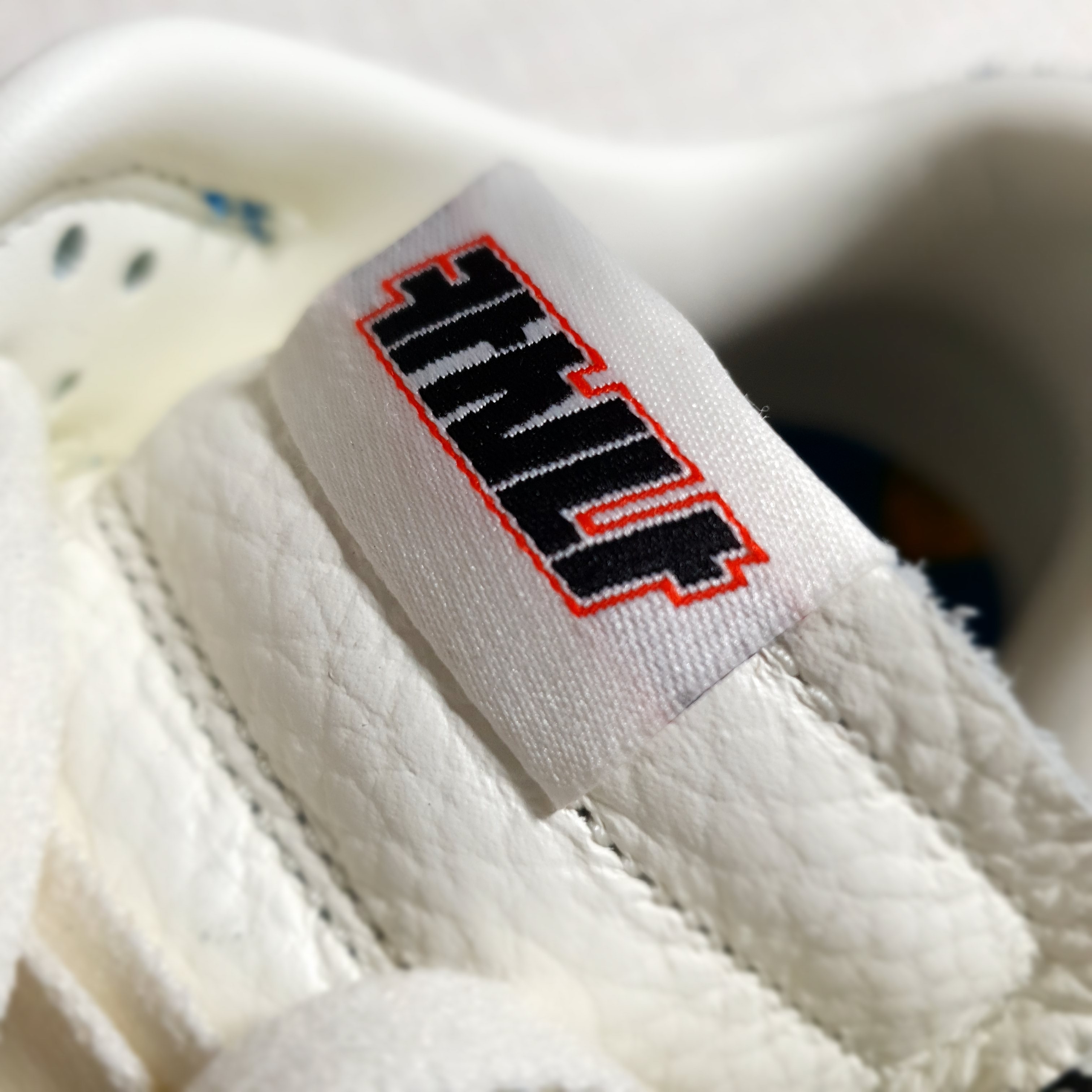 Nike x Kasina Dunk Low 80's Bus, Adidas Yeezy Boost 700 Inertia 착용 스타일 - 2