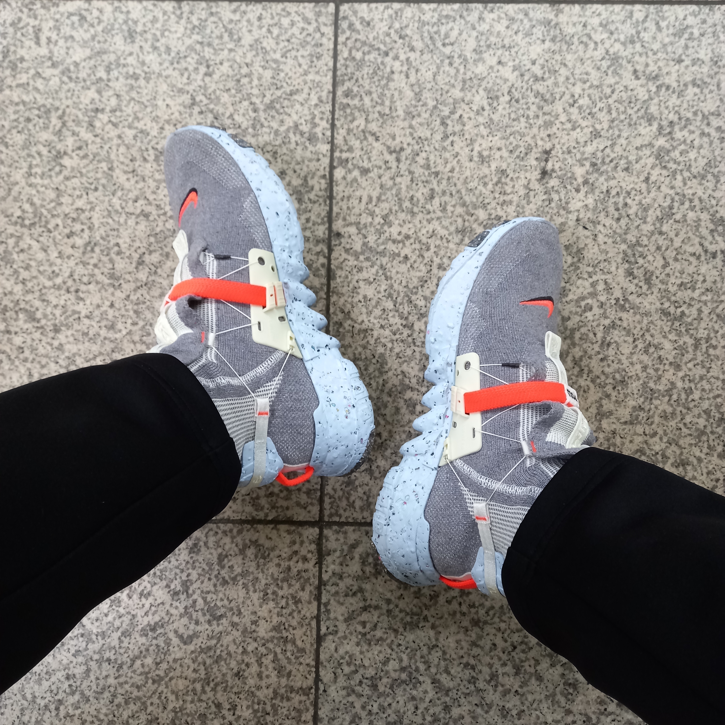 Nike Space Hippie 03 Vast Grey Hyper Crimson 착용 스타일