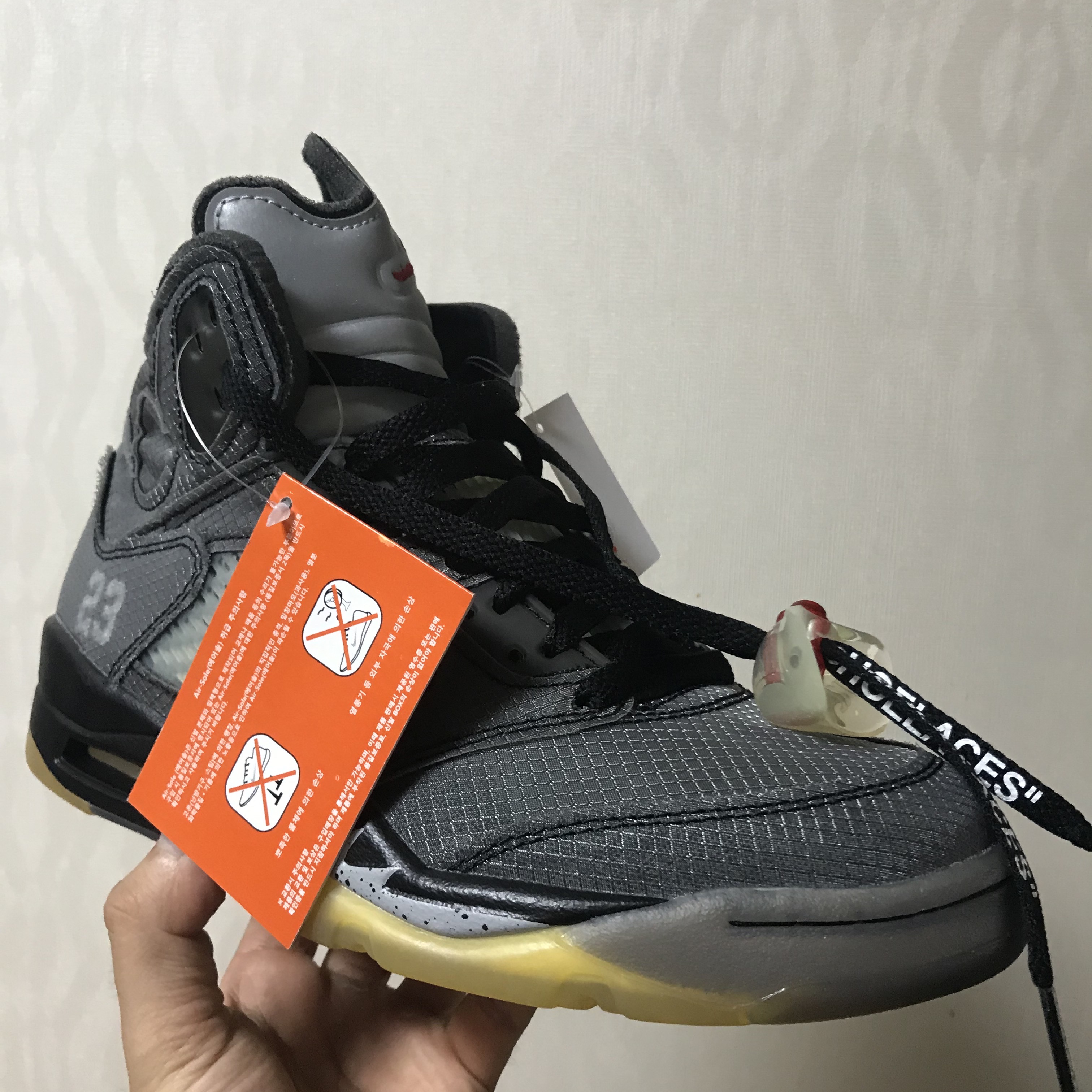 Jordan 5 x Off-White Retro SP Black Muslin 착용 스타일