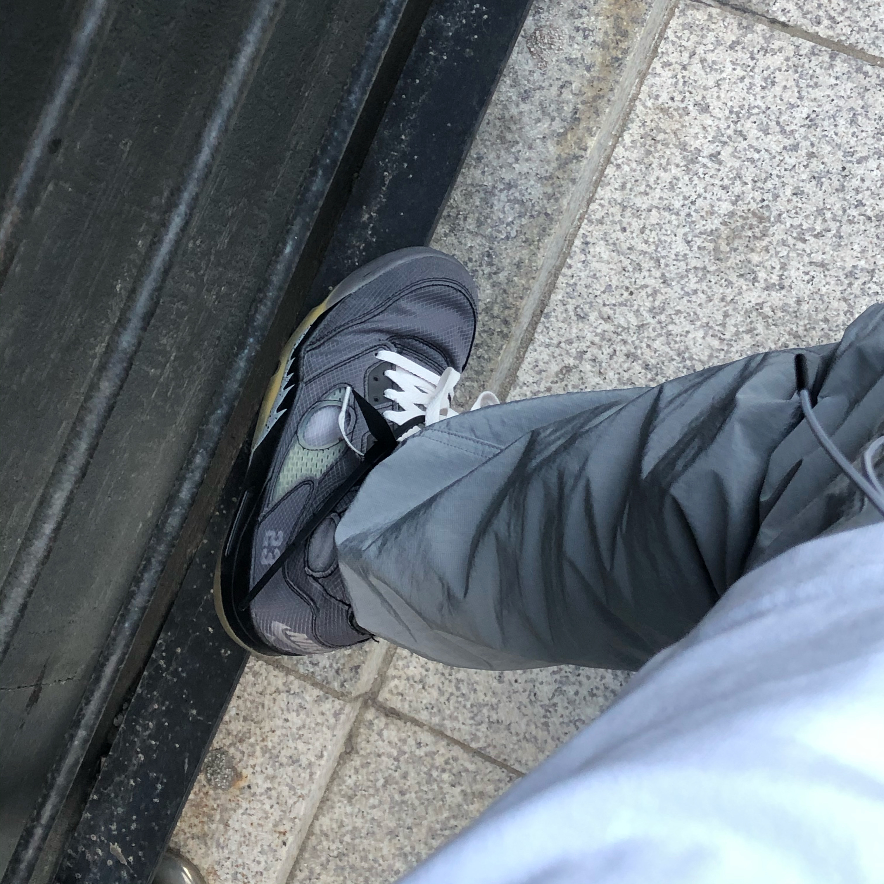 Jordan 5 x Off-White Retro SP Black Muslin 착용 스타일 - 1
