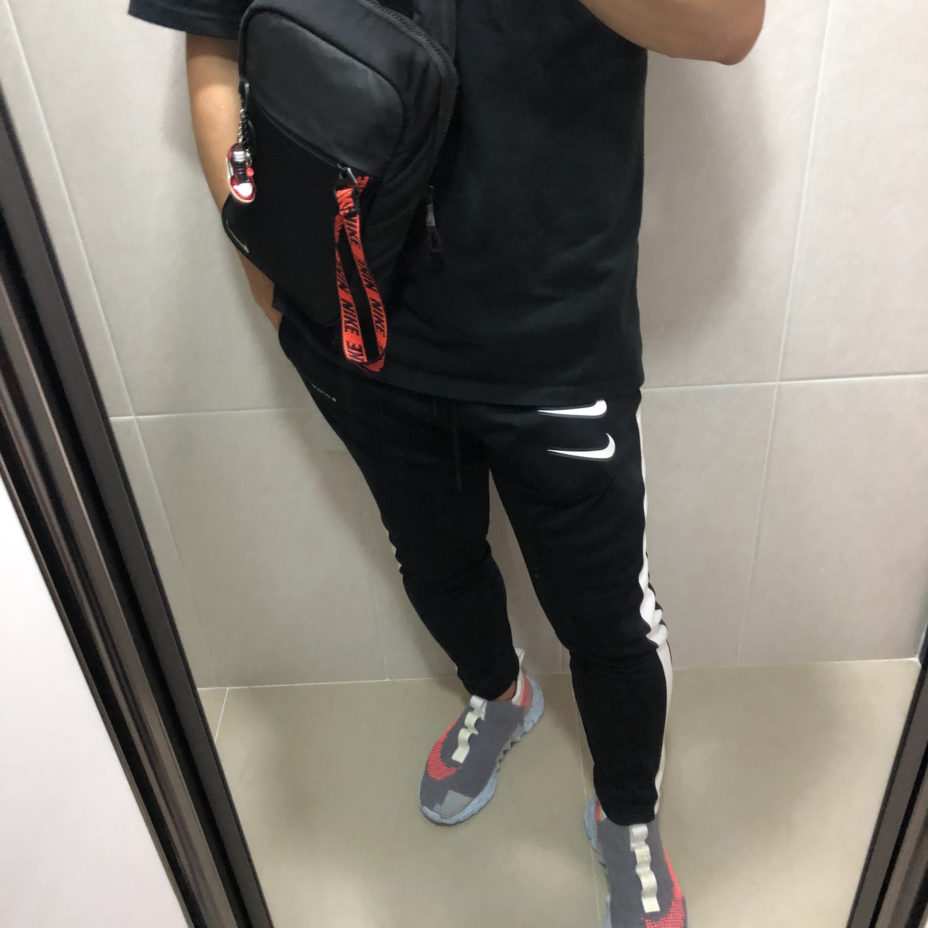 Nike Space Hippie 02 Vast Grey Hyper Crimson 착용 스타일