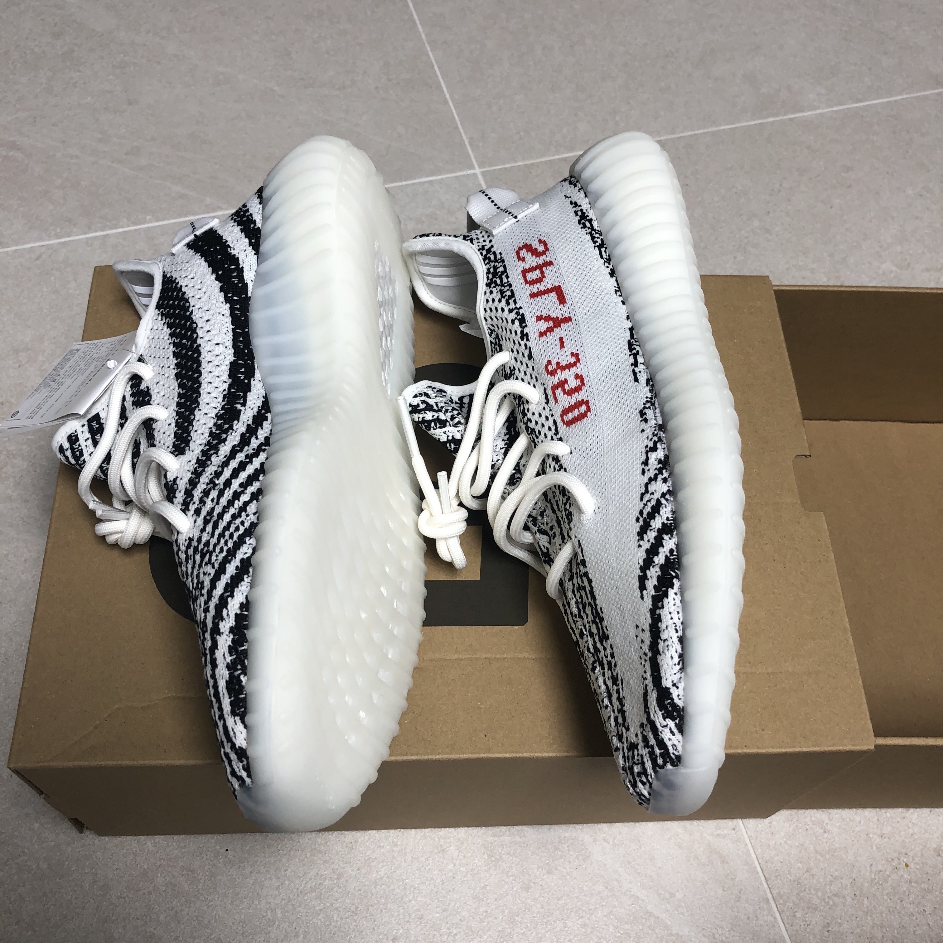 Adidas Yeezy Boost 350 V2 Zebra 2017/2019/2020 착용 스타일 - 2