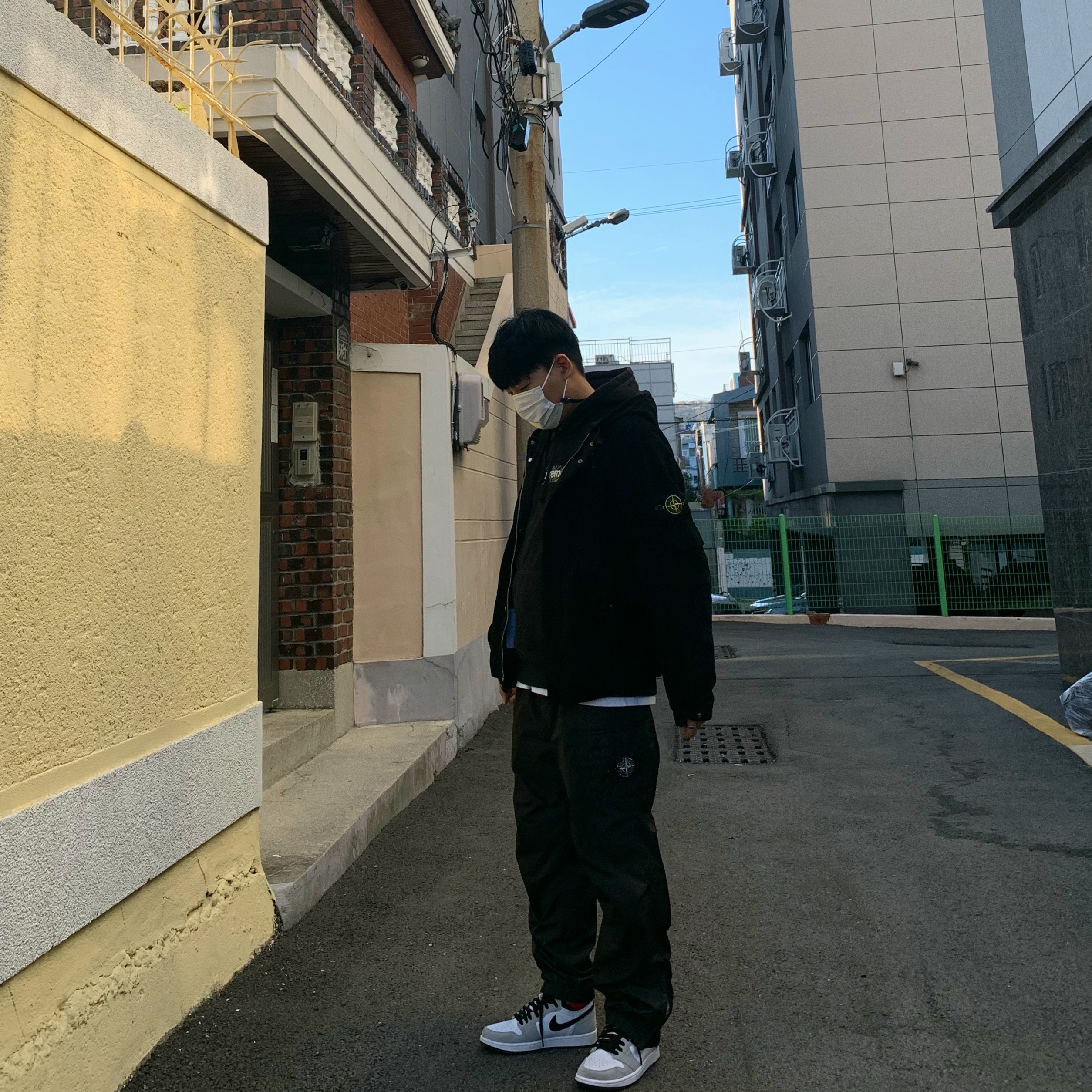 Jordan 1 Retro High OG Light Smoke Grey, Supreme x Stone Island Corduroy Jacket Black - 20FW 착용 스타일