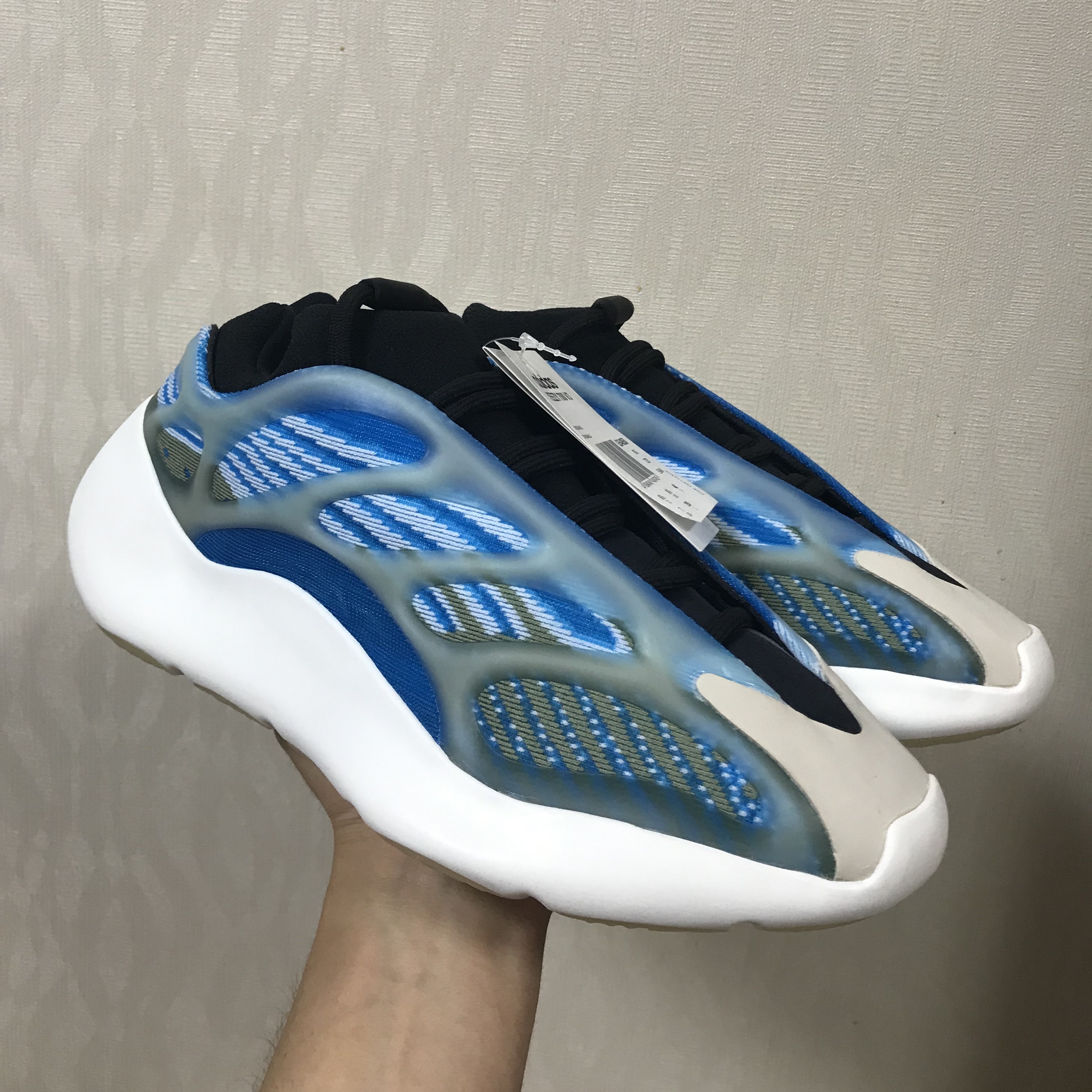 Adidas Yeezy 700 V3 Arzareth 착용 스타일