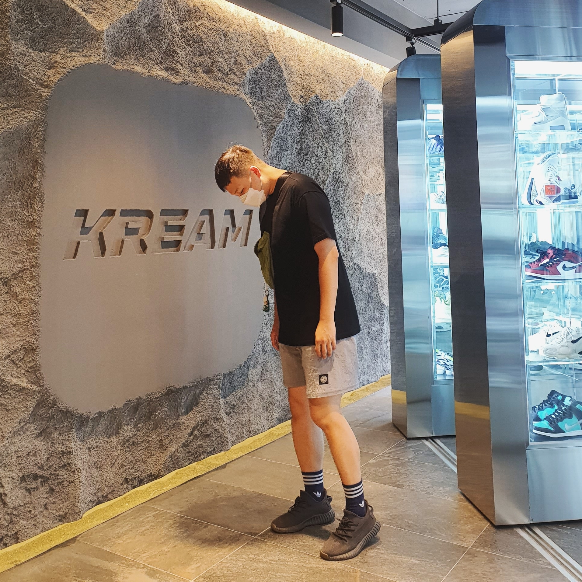 Adidas Yeezy Boost 350 V2 Cinder 착용 스타일