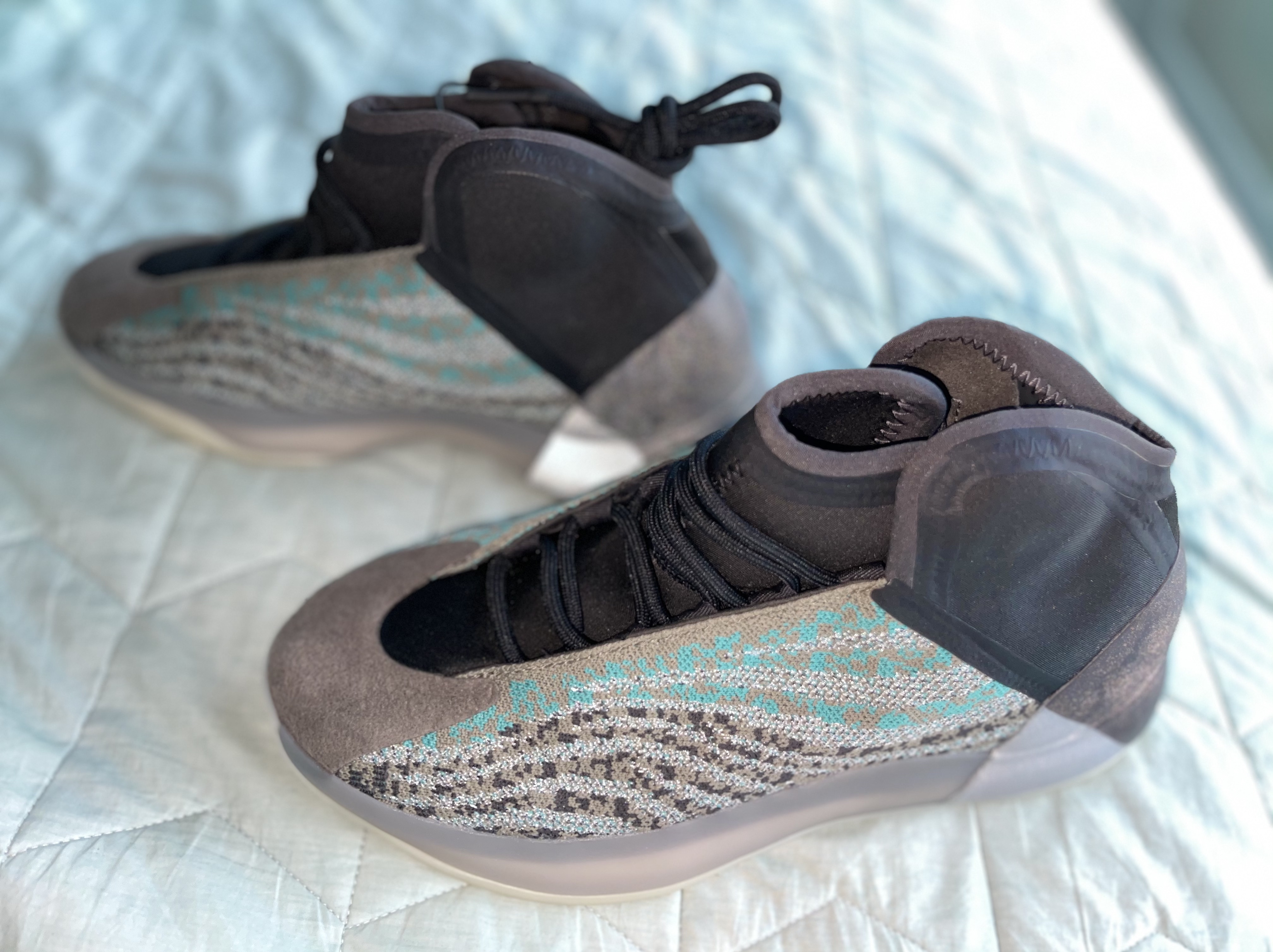 Adidas Yeezy QNTM Teal Blue 착용 스타일 - 3