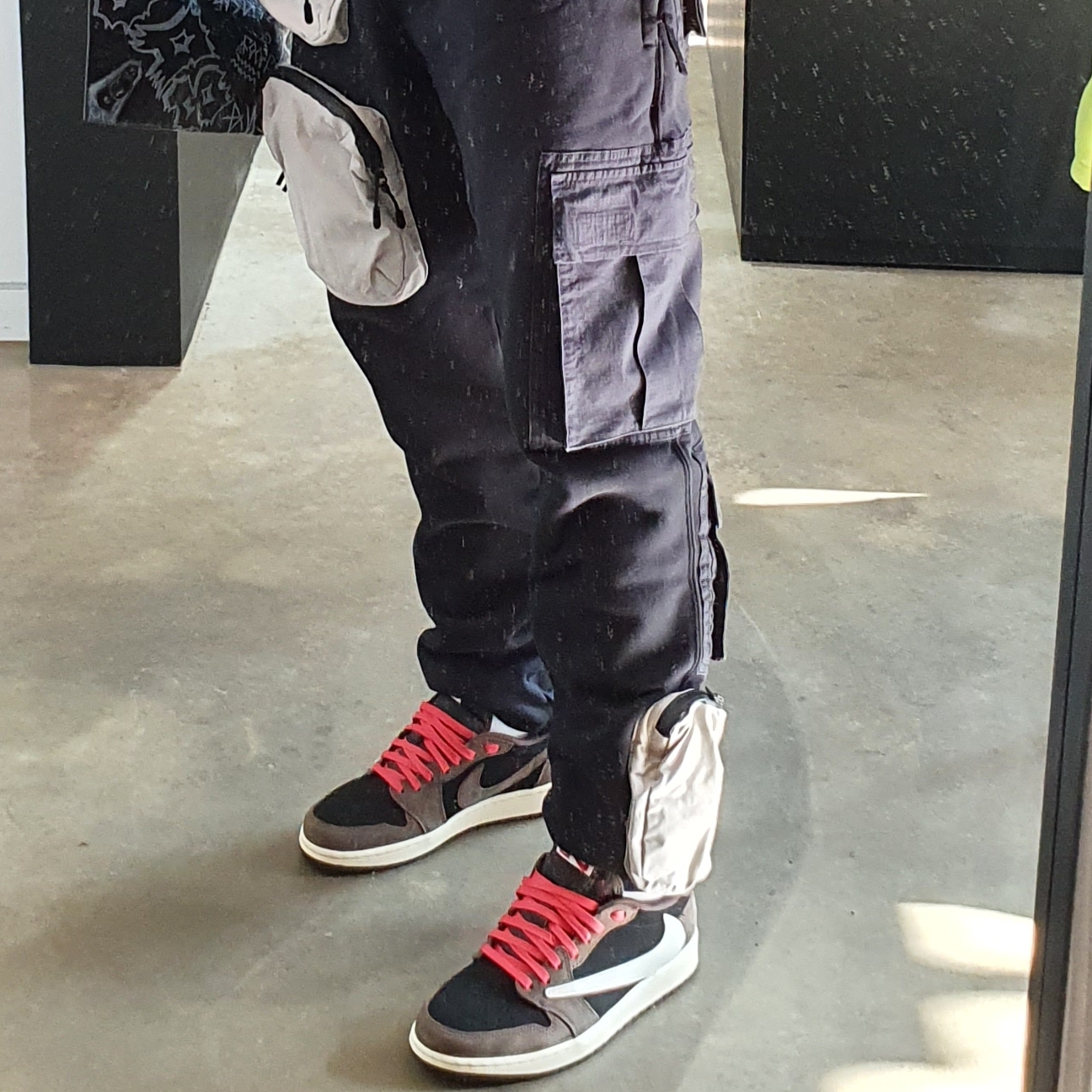 Jordan 1 x Travis Scott Retro Low OG SP Mocha, Nike x Travis Scott NRG AG Utility Sweatpants Black 착용 스타일