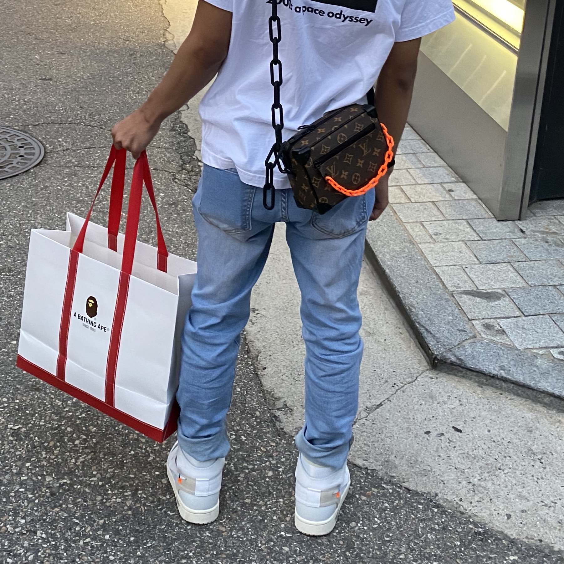 (GS) Jordan 1 x Off-White Retro High White, Louis Vuitton Mini Soft Trunk Black 착용 스타일 - 2