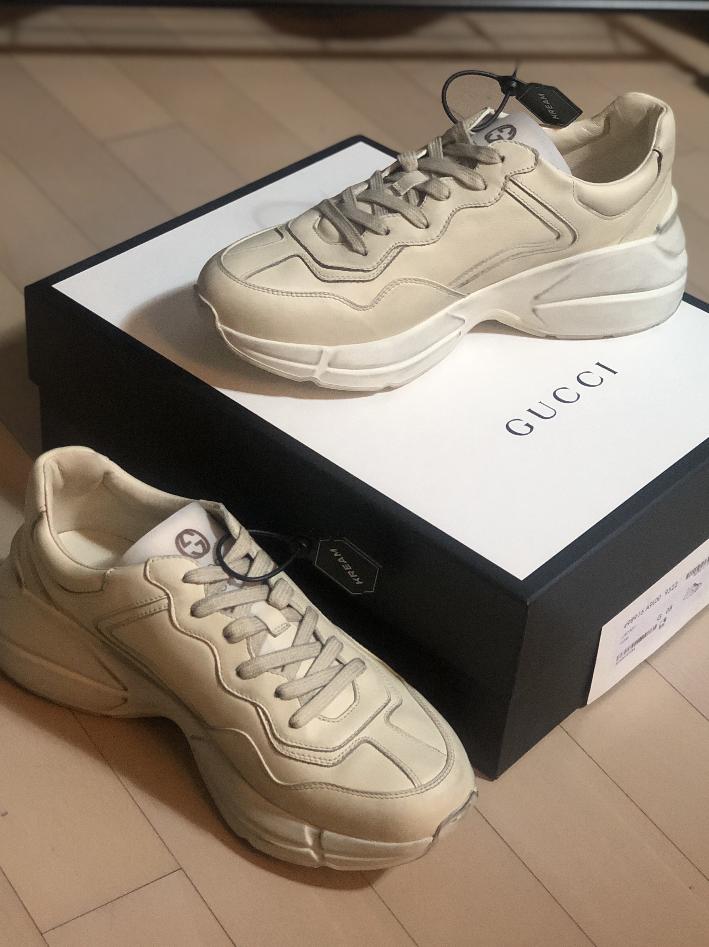 Gucci Rhyton Leather Sneakers Distressed Ivory 착용 스타일 - 2