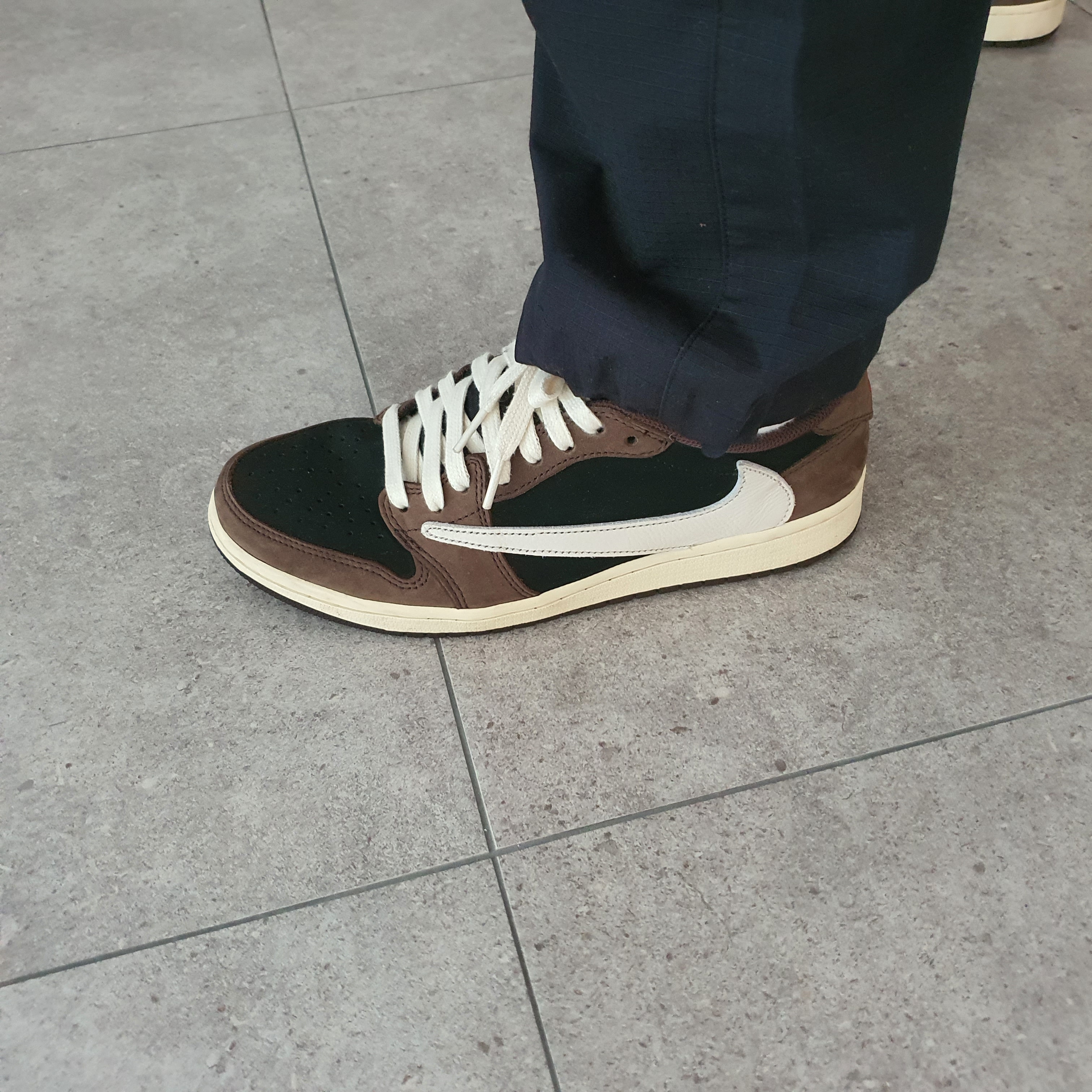 Jordan 1 x Travis Scott Retro Low OG SP Mocha 착용 스타일 - 3