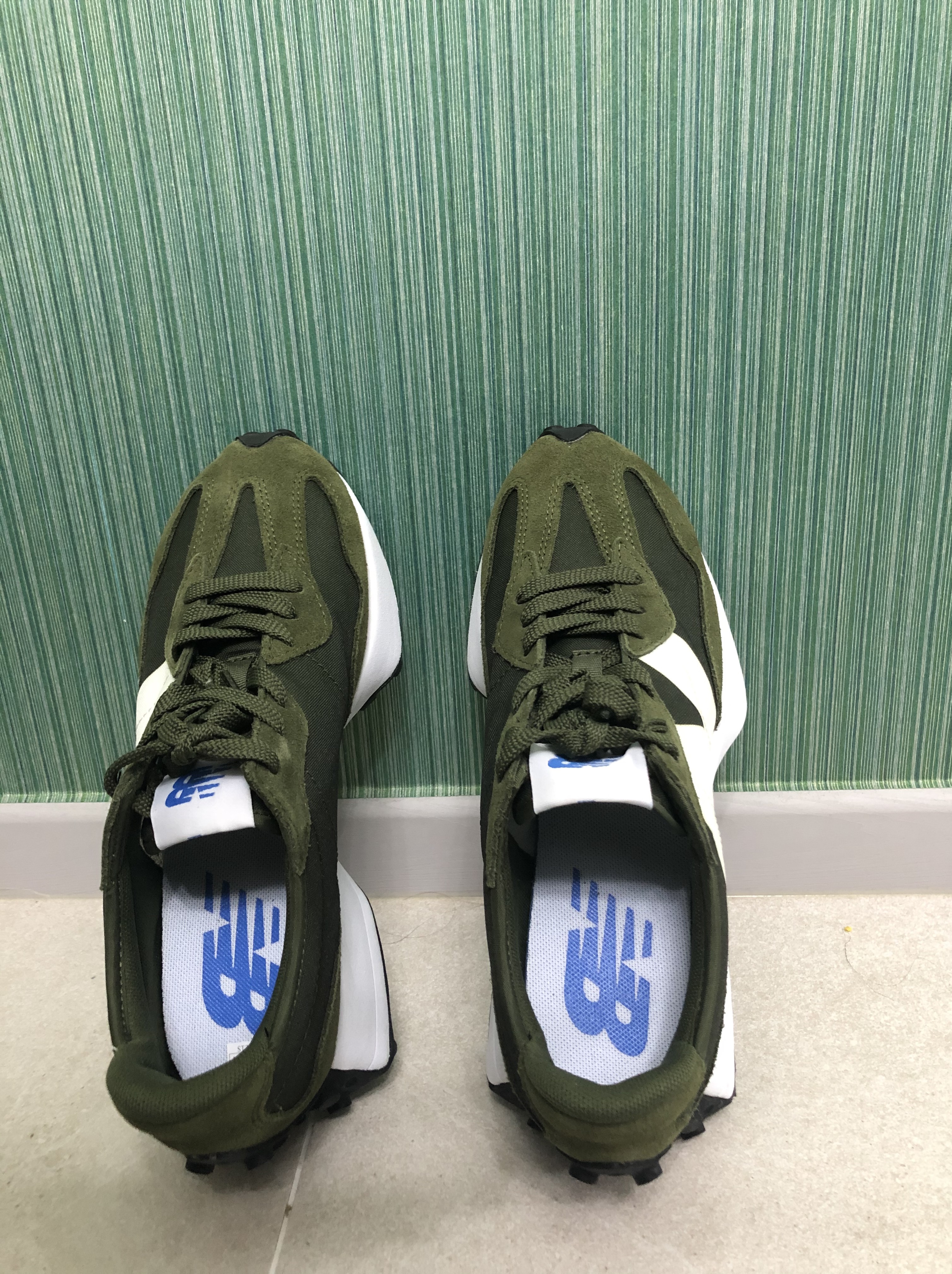 New Balance 327 Oak Leaf Green, (W) New Balance 327 Grey Beige 착용 스타일 - 3