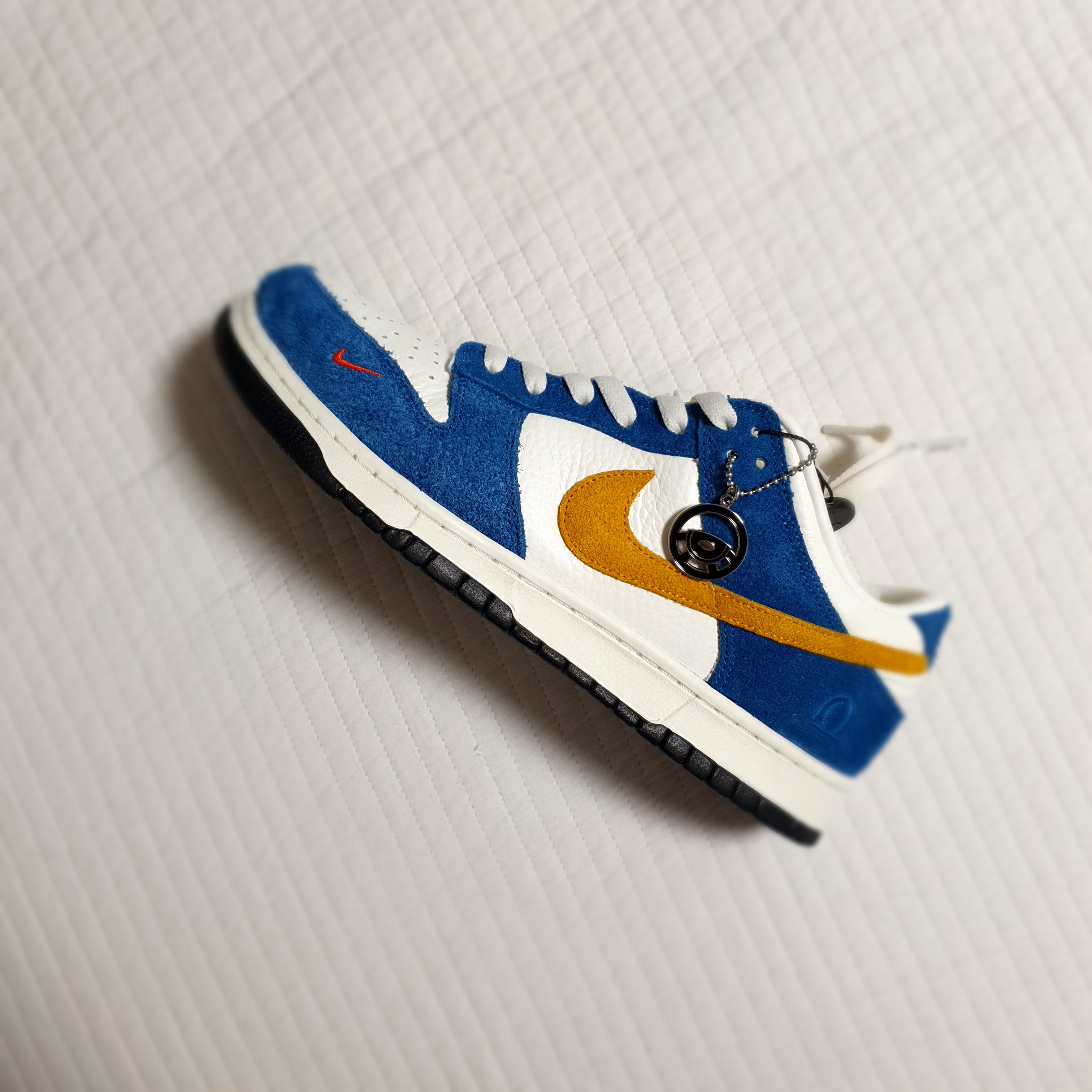 Nike x Kasina Dunk Low 80's Bus, Adidas Yeezy Boost 700 Inertia 착용 스타일 - 1
