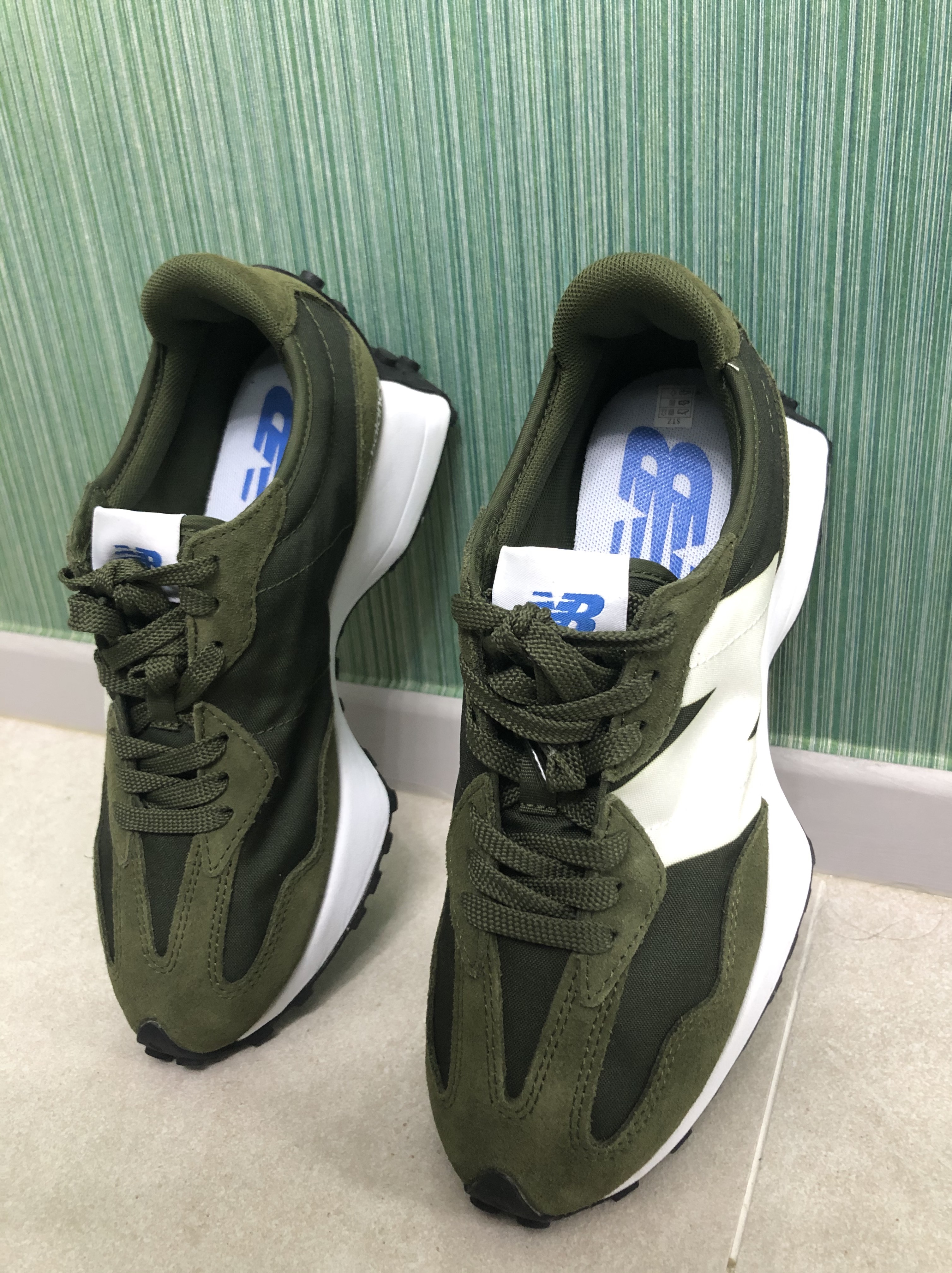 New Balance 327 Oak Leaf Green, (W) New Balance 327 Grey Beige 착용 스타일 - 2