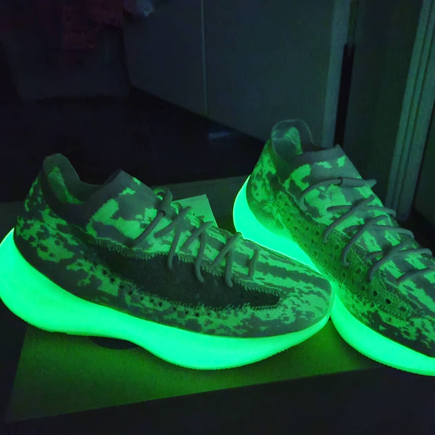 Adidas Yeezy Boost 380 Calcite Glow 착용 스타일