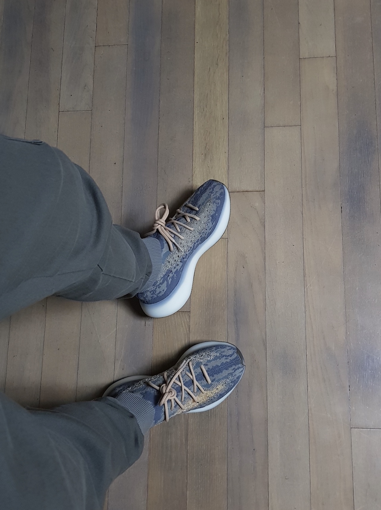 Adidas Yeezy Boost 380 Mist - Non-Reflective 착용 스타일 - 3